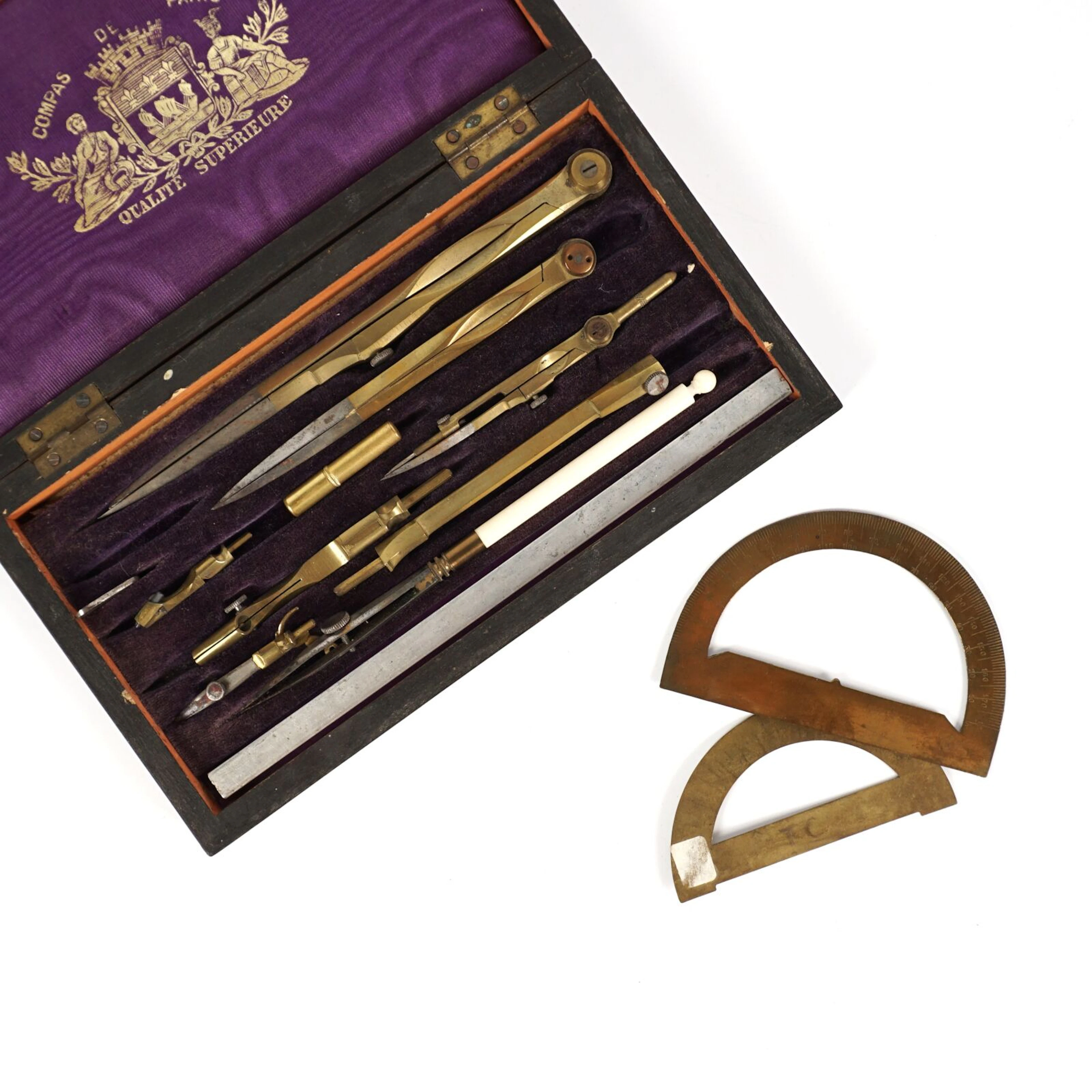 Coffret de compas comprenant compas