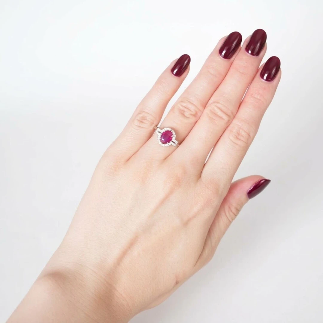 Bague en or blanc 18K (750/oo) centrée d'un rubis taille...