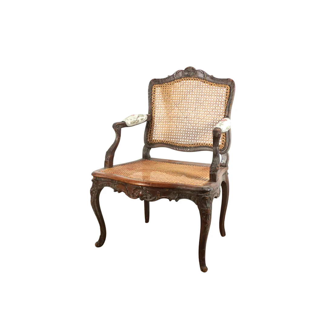 Fauteuil dit "à la Reine" en bois mouluré et sculpté à...