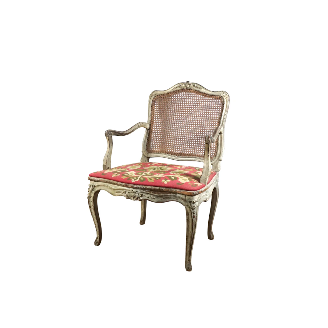 Fauteuil dit "à la Reine" en bois mouluré et laqué gris à...