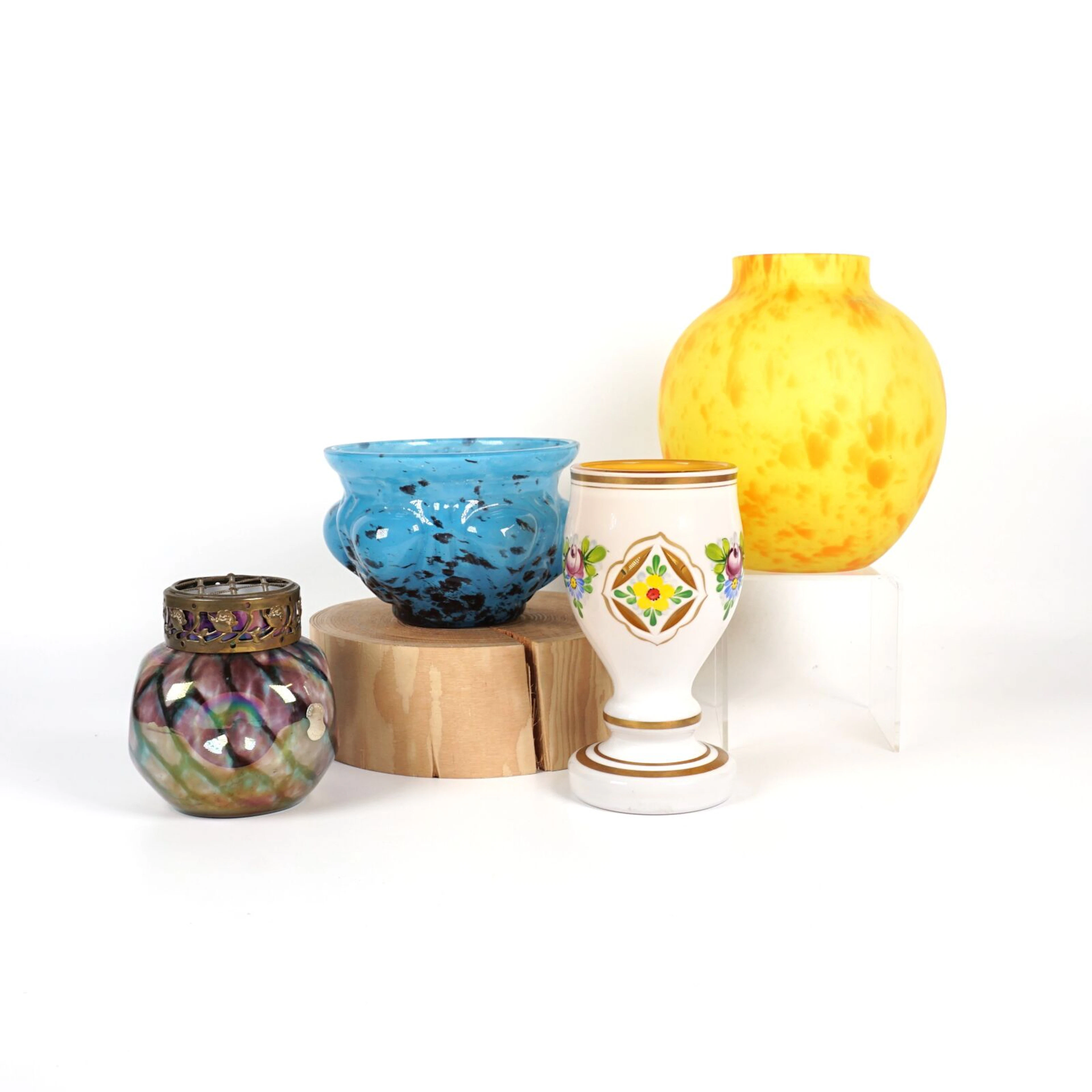 Ensemble de 4 verreries comprenant un vase de forme boule...