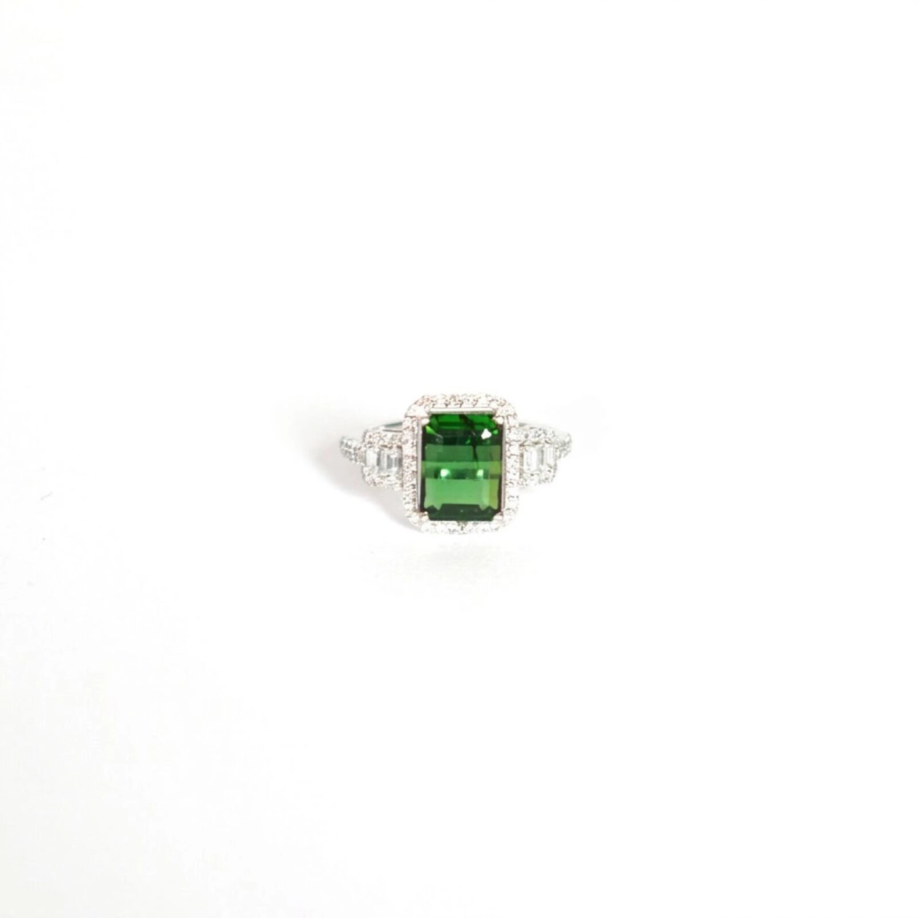 Bague en or blanc 18K (750/oo) centrée d'une belle...