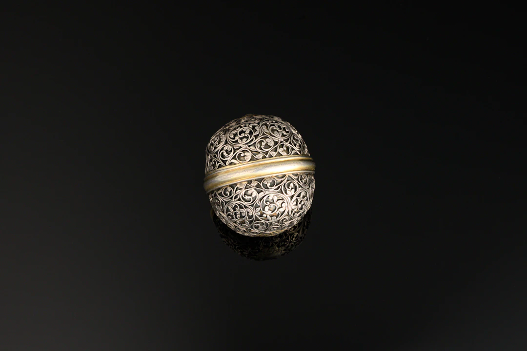 A little Indo-Portuguese bezoar stone holder, silver and parcel gilt