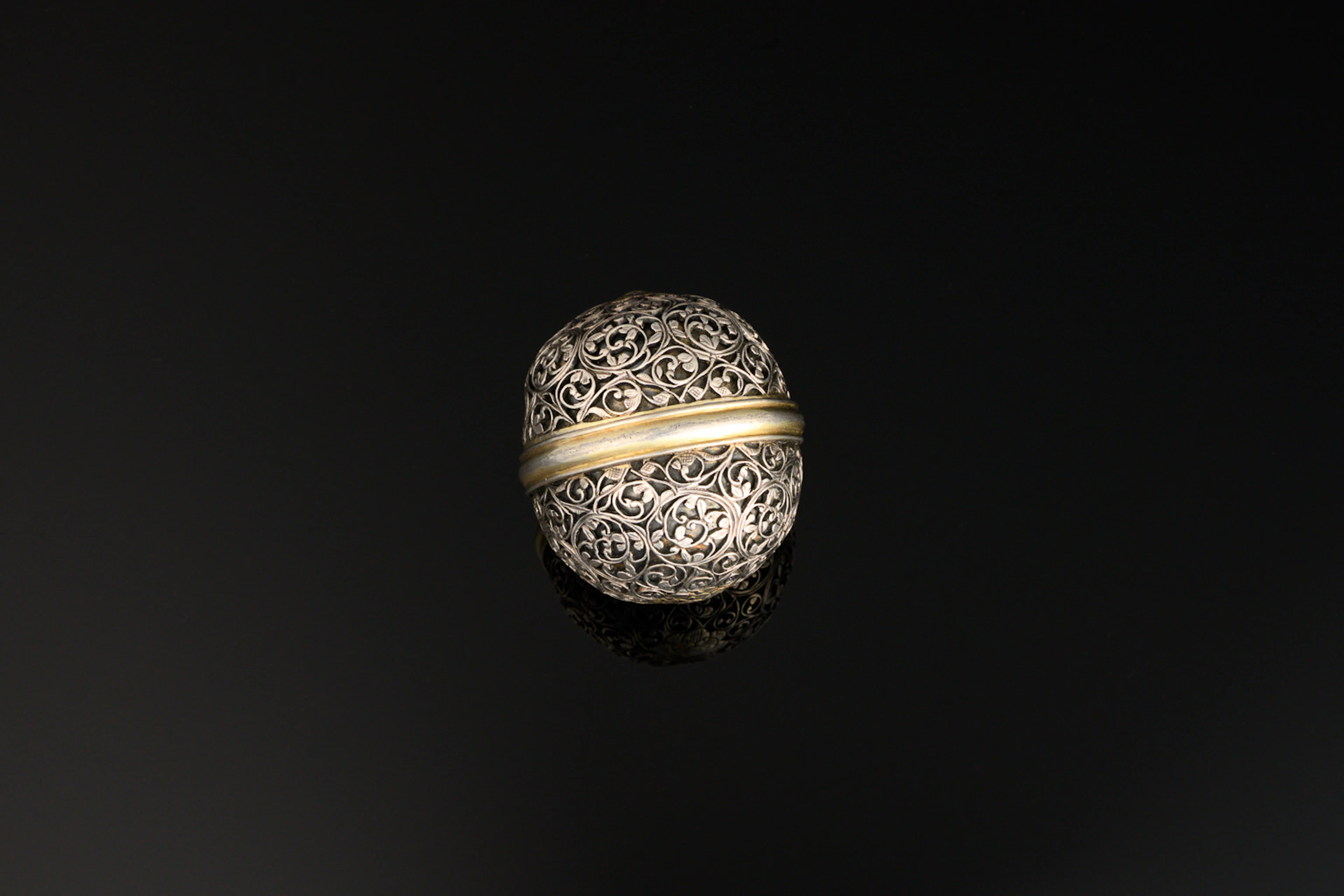 A little Indo-Portuguese bezoar stone holder, silver and parcel gilt