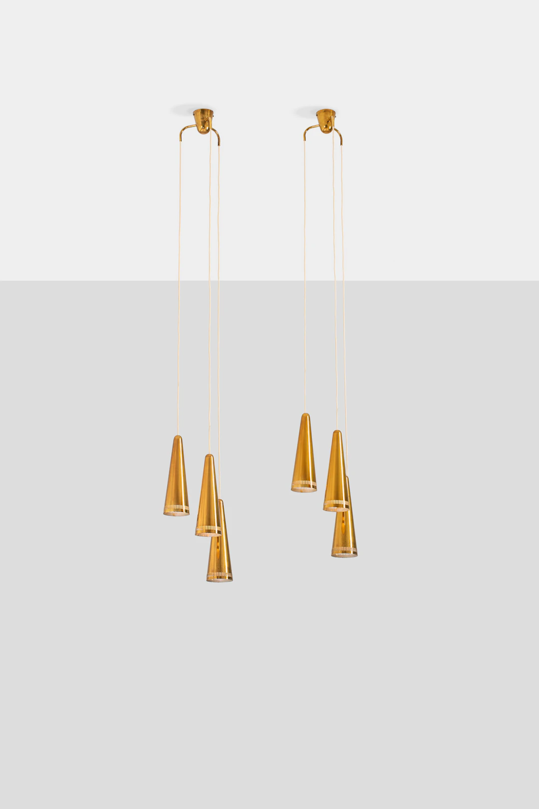 xx Mauri Almari (20th c.) Pair of pendant lights with three arms, model K2-48/3