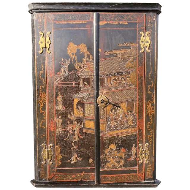 Early 18th century Coromandel lacquer corner cabinet