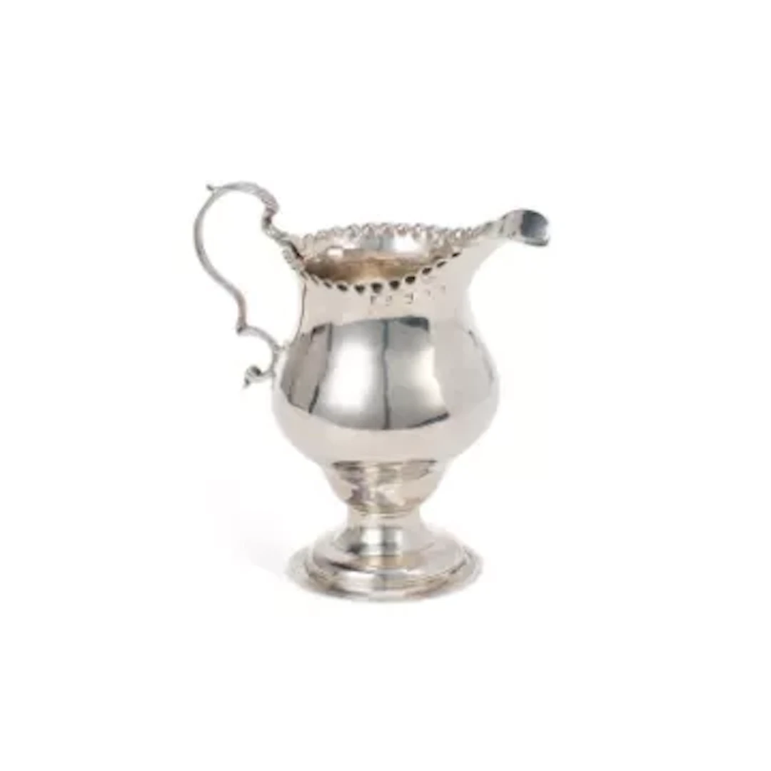 A GEORGIAN SILVER CREAM JUG