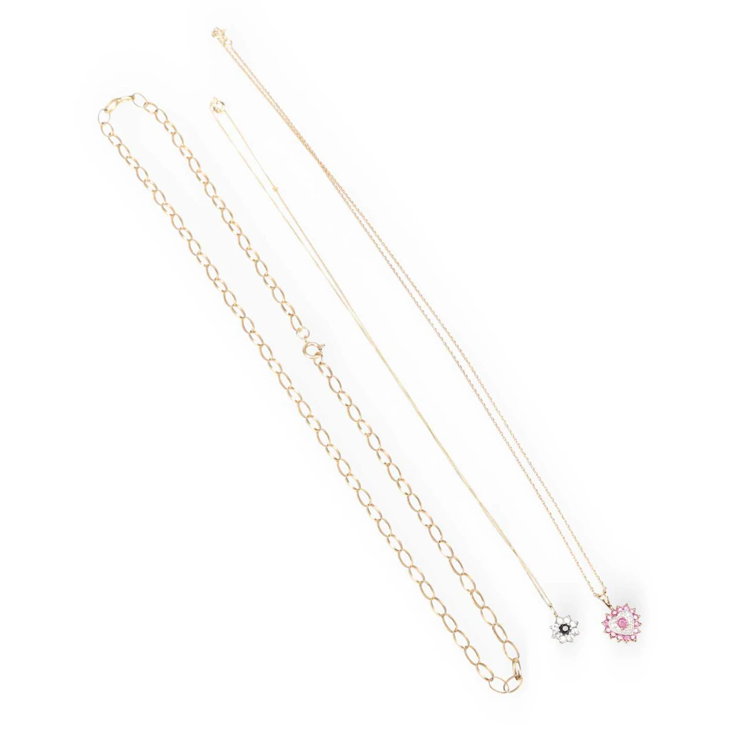 A GROUP OF 9 CARAT GOLD NECKLACES