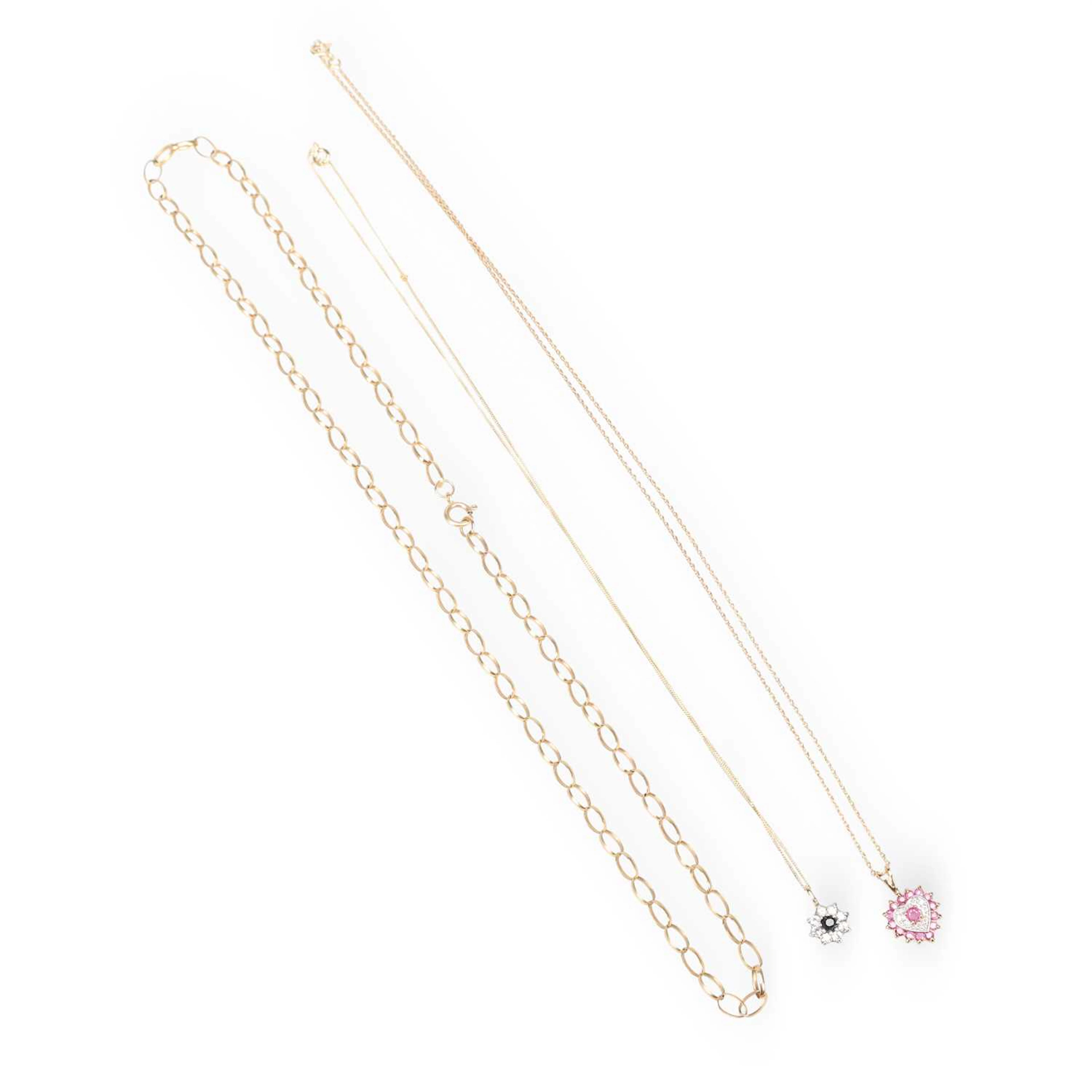 A GROUP OF 9 CARAT GOLD NECKLACES