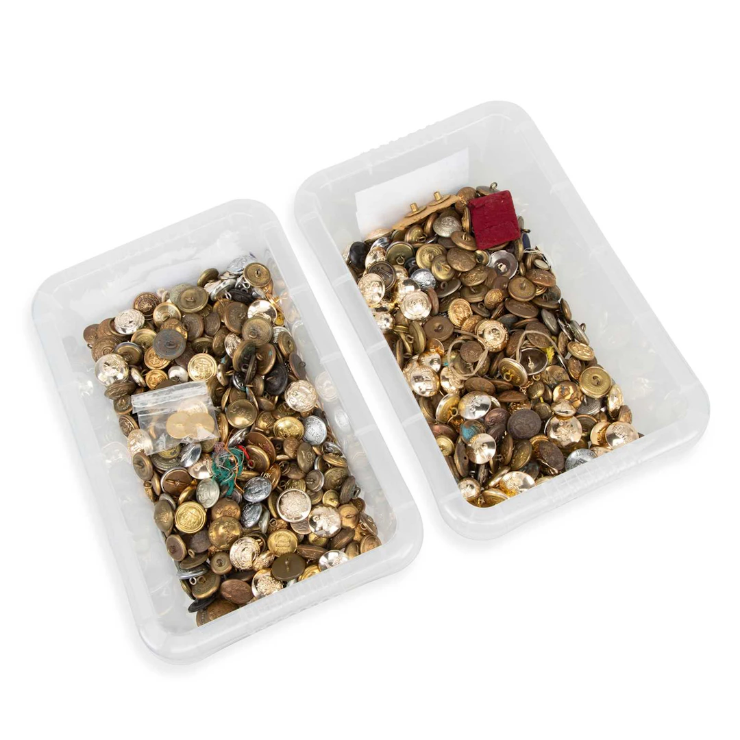 A LARGE COLLECTION OF MILITARY BUTTONS