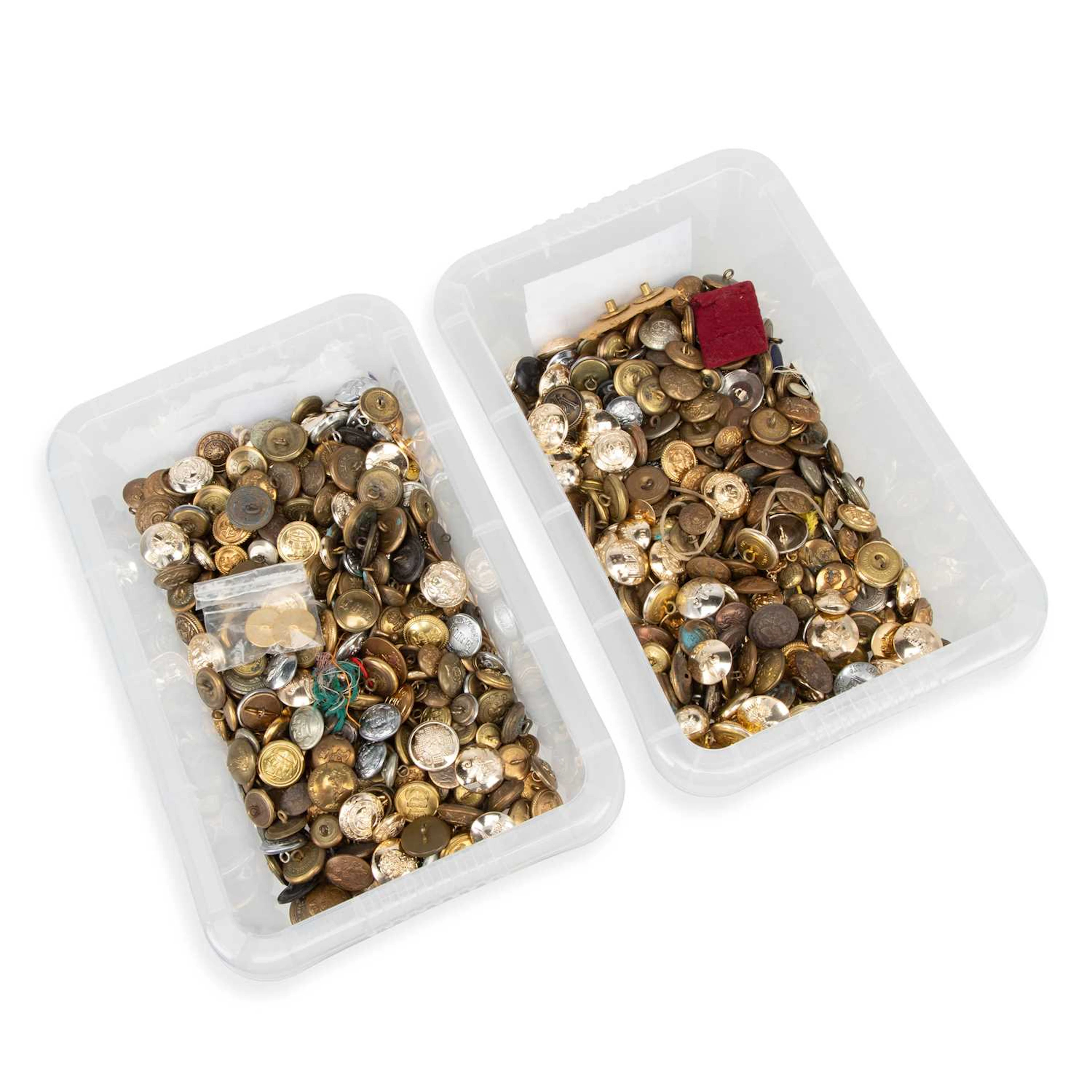 A LARGE COLLECTION OF MILITARY BUTTONS