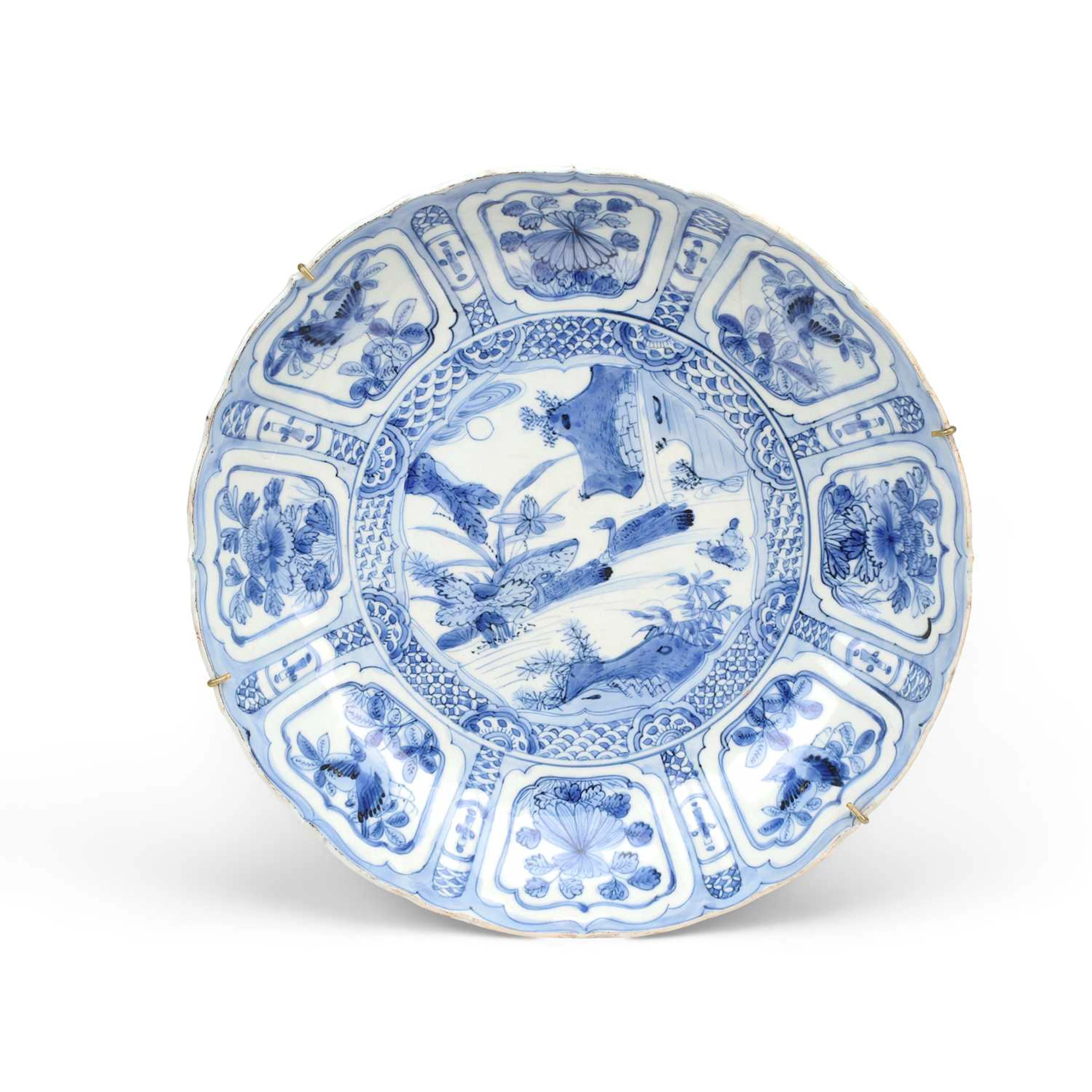 A CHINESE KRAAK PORCELAIN DISH