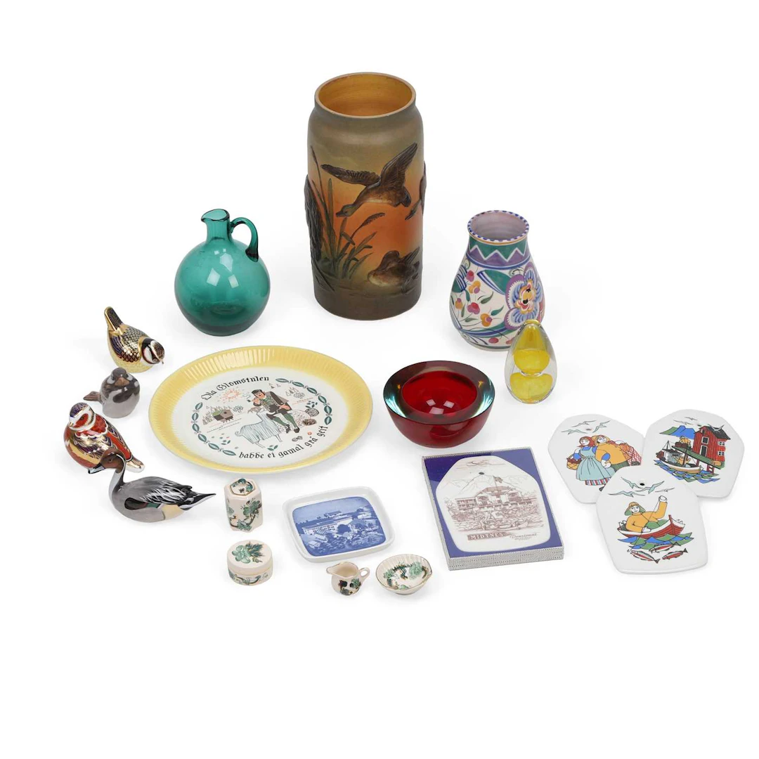 A GROUP OF 20TH CENTURY CERAMICS AND GLASS