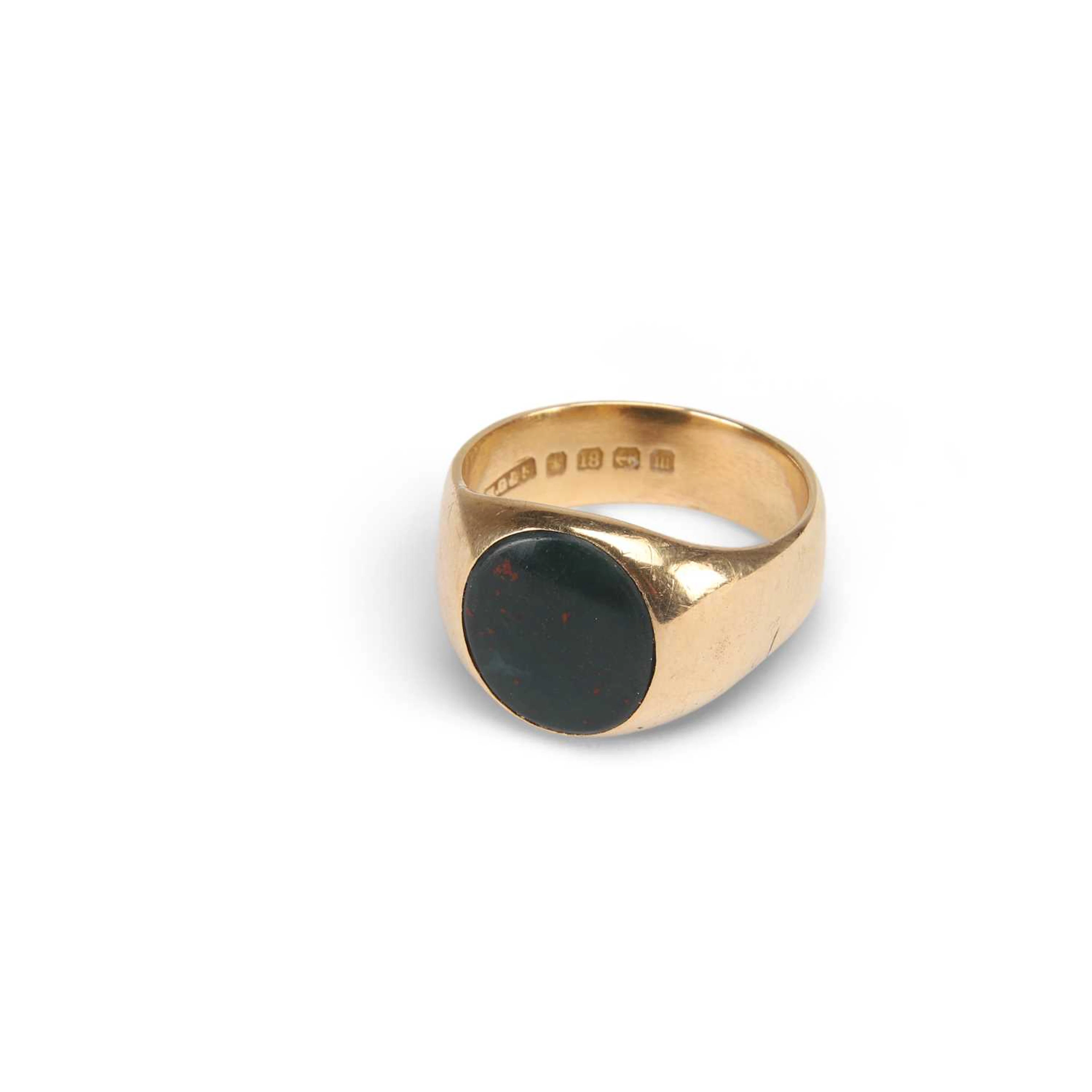 A VICTORIAN 18 CARAT GOLD BLOODSTONE SIGNET RING
