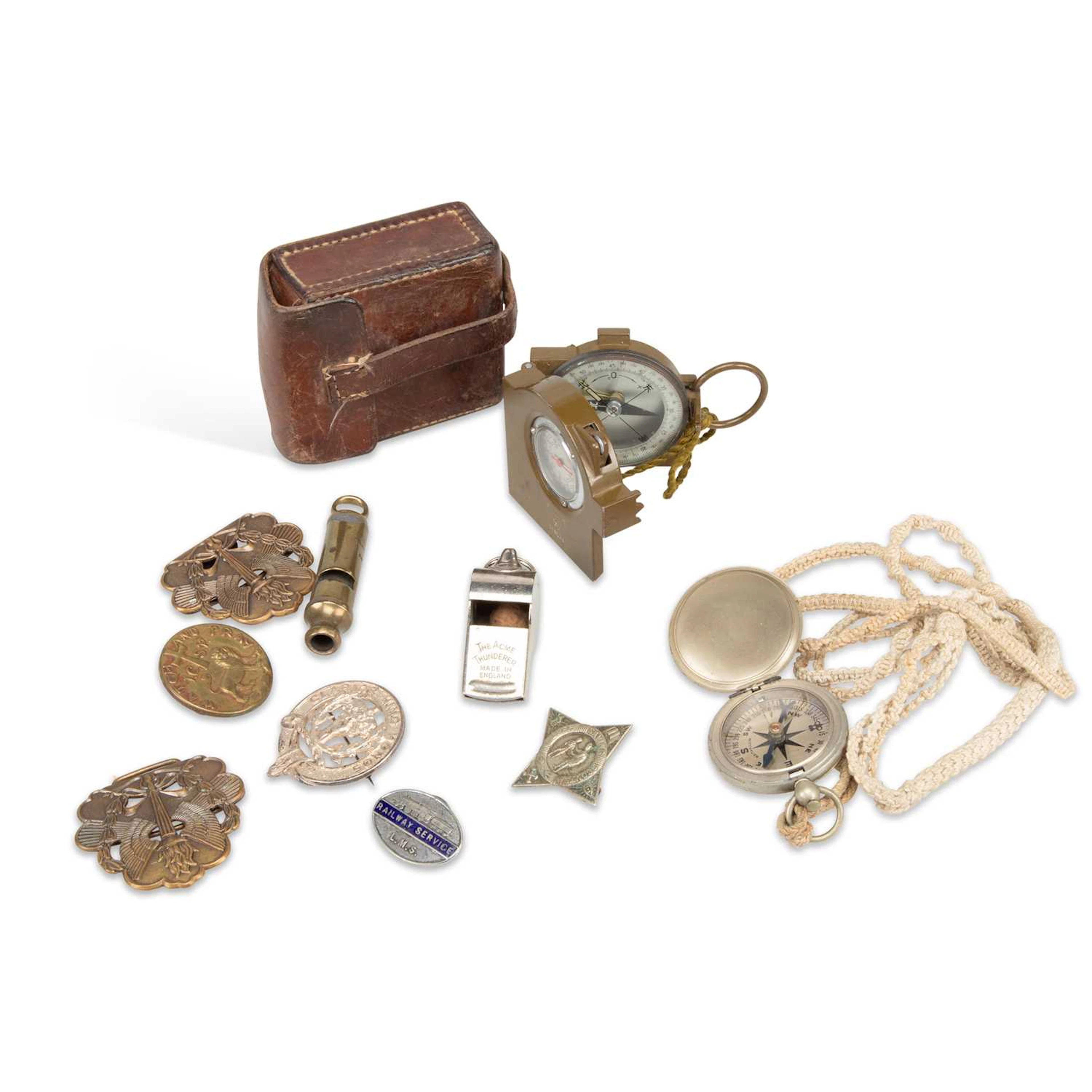 A GROUP OF MILITARIA