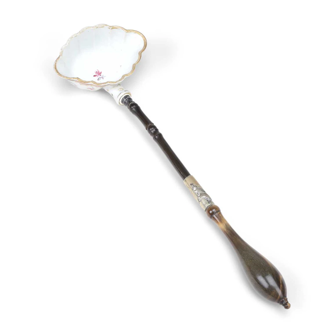 A CHINESE EXPORT PORCELAIN PUNCH LADLE