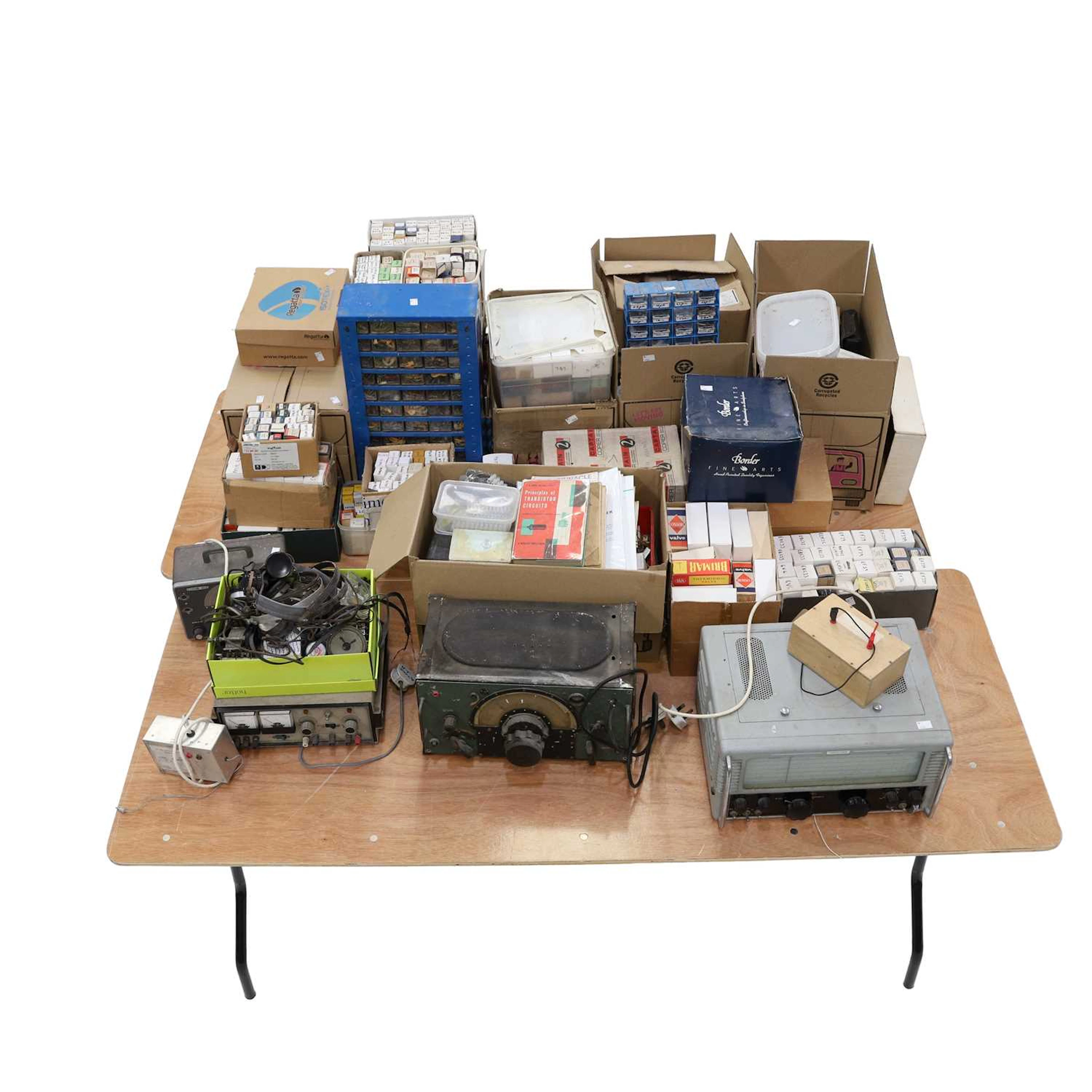 A LARGE COLLECTION OF VINTAGE RADIO AND ELECTRONIC EQUIPMENT, VALVES