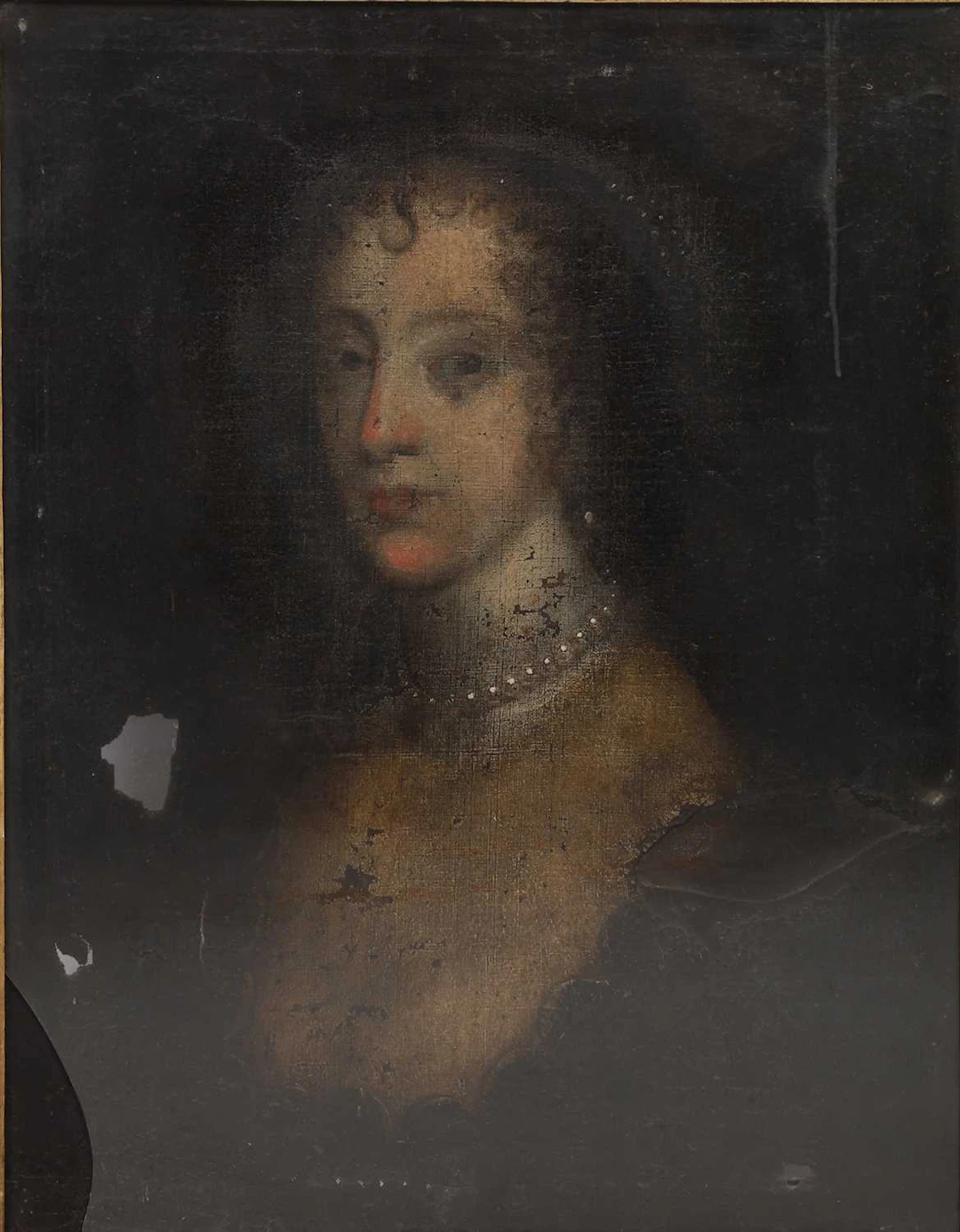 17TH CENTURY SCHOOL PORTRAIT OF A LADY, POSSIBLY QUEEN HENRIETTA MARIA
