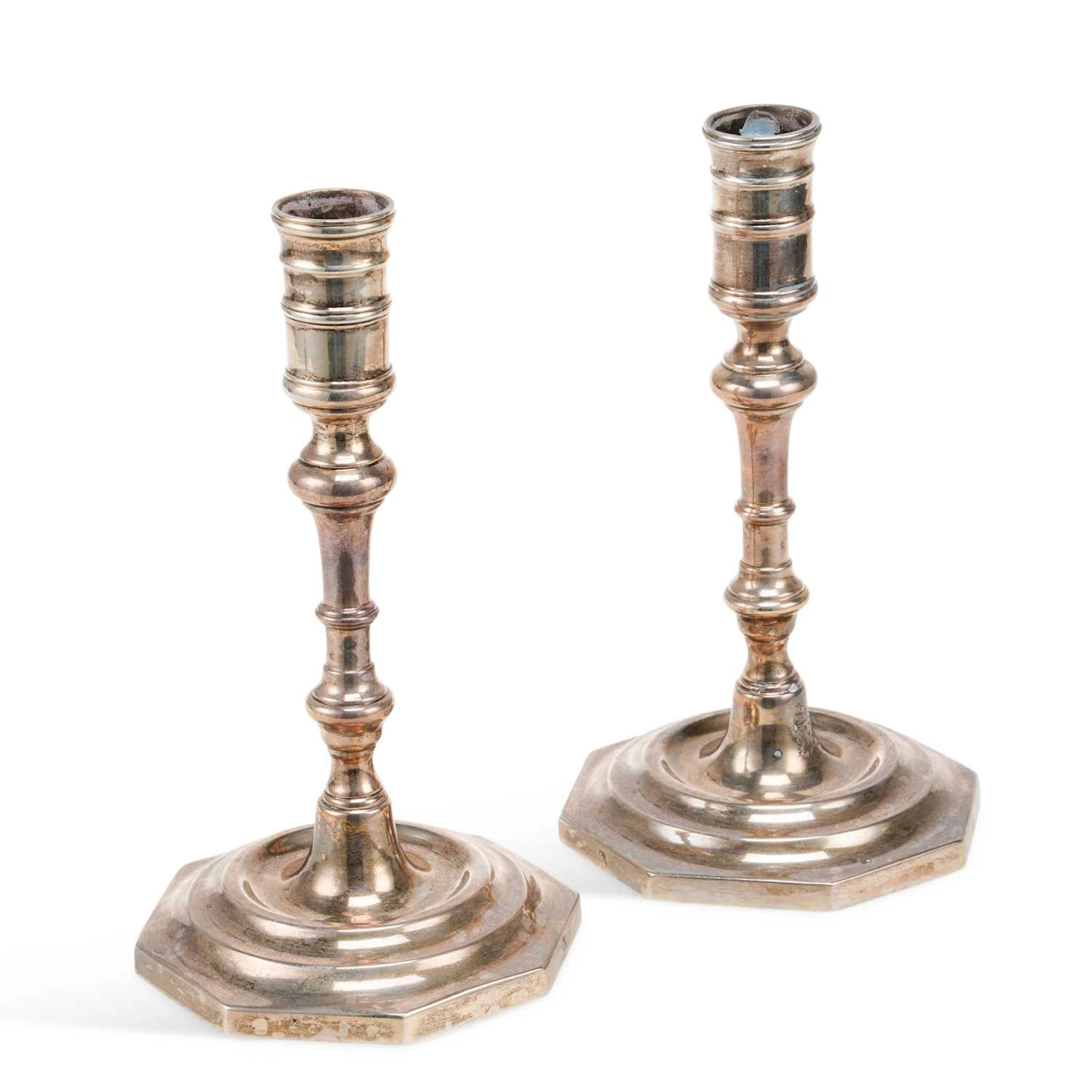 A PAIR OF 18TH CENTURY SILVER CANDLESTICKS