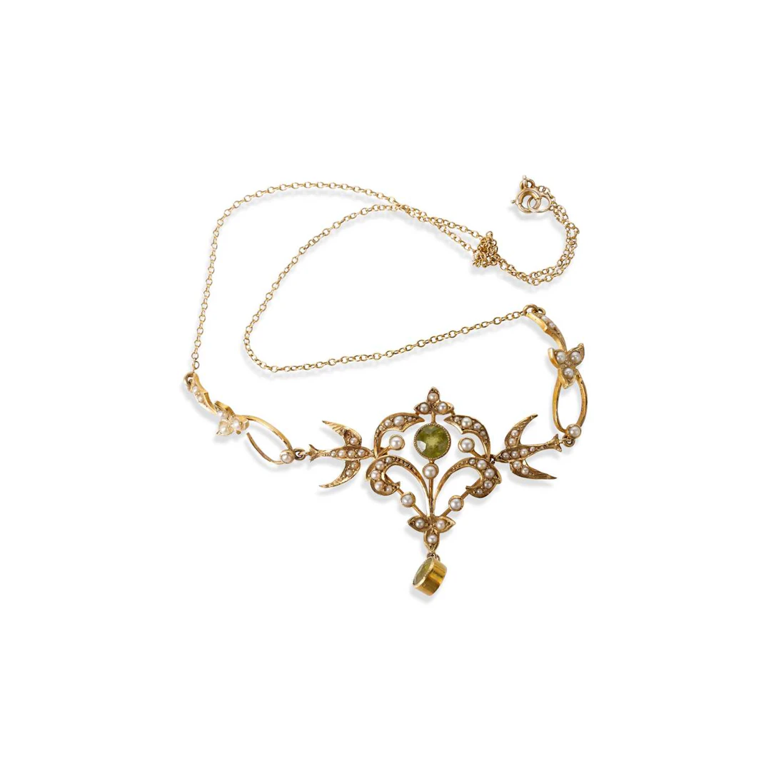 AN EDWARDIAN PERIDOT AND SEED PEARL PENDANT NECKLACE