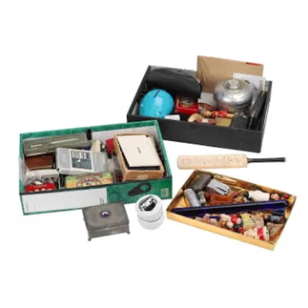A GROUP OF COLLECTABLES