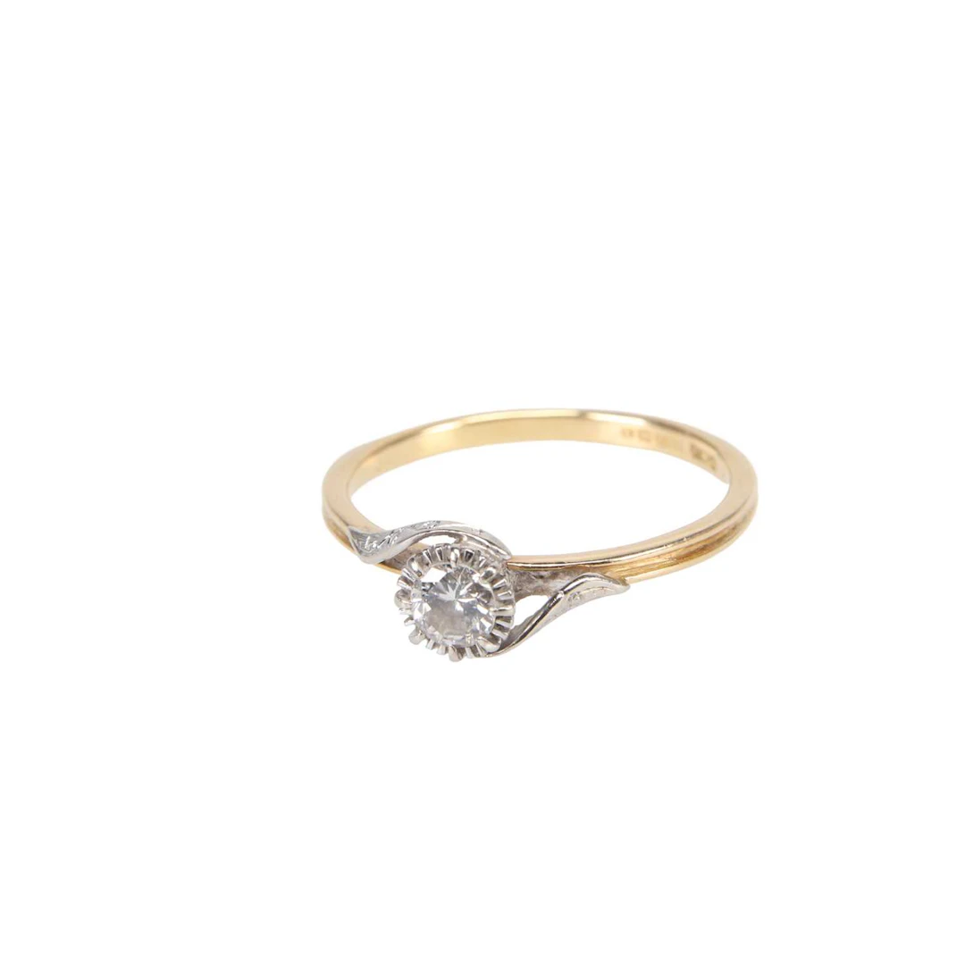 AN 18 CARAT GOLD SOLITAIRE DIAMOND RING