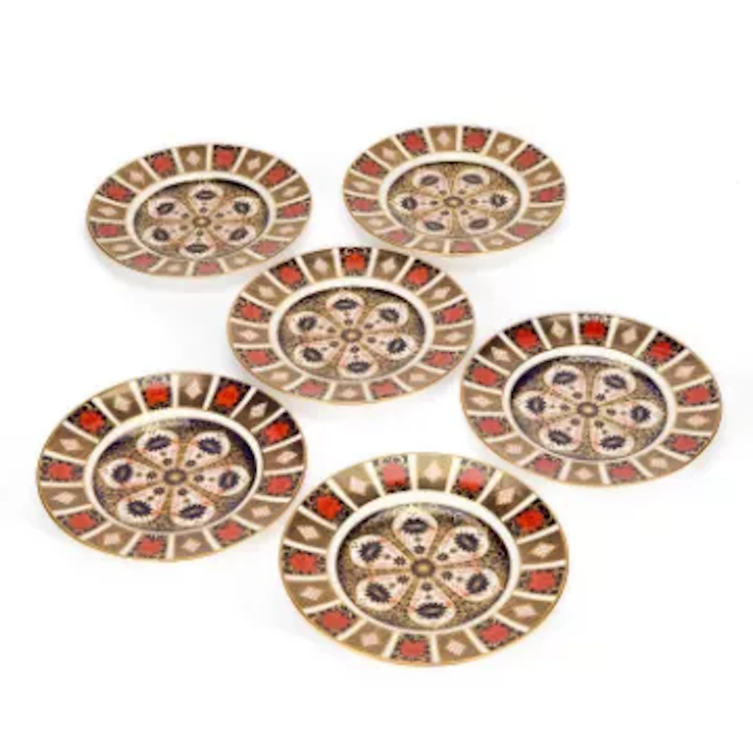 A SET OF SIX ROYAL CROWN DERBY DINNER PLATES