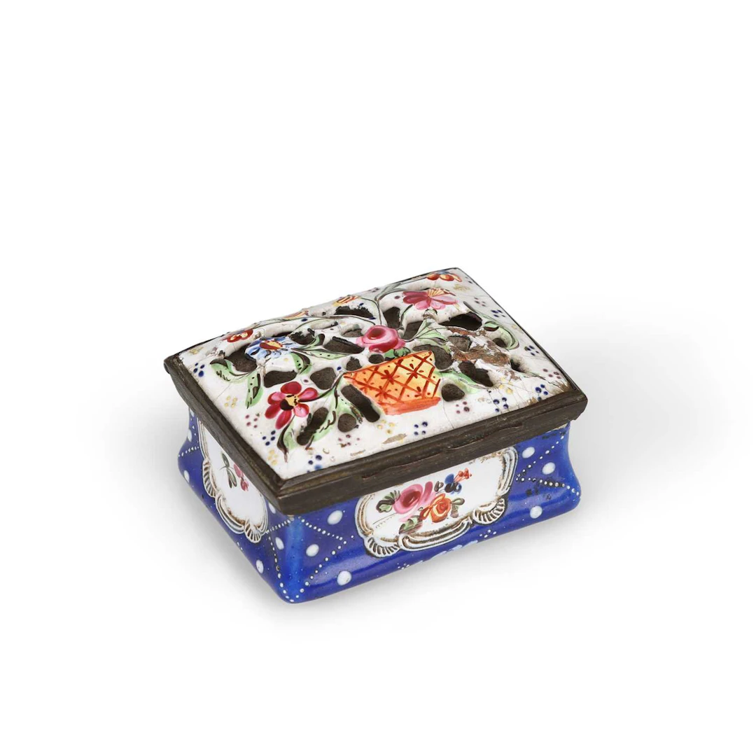 A SOUTH STAFFORDSHIRE PIERCED ENAMEL SNUFF BOX