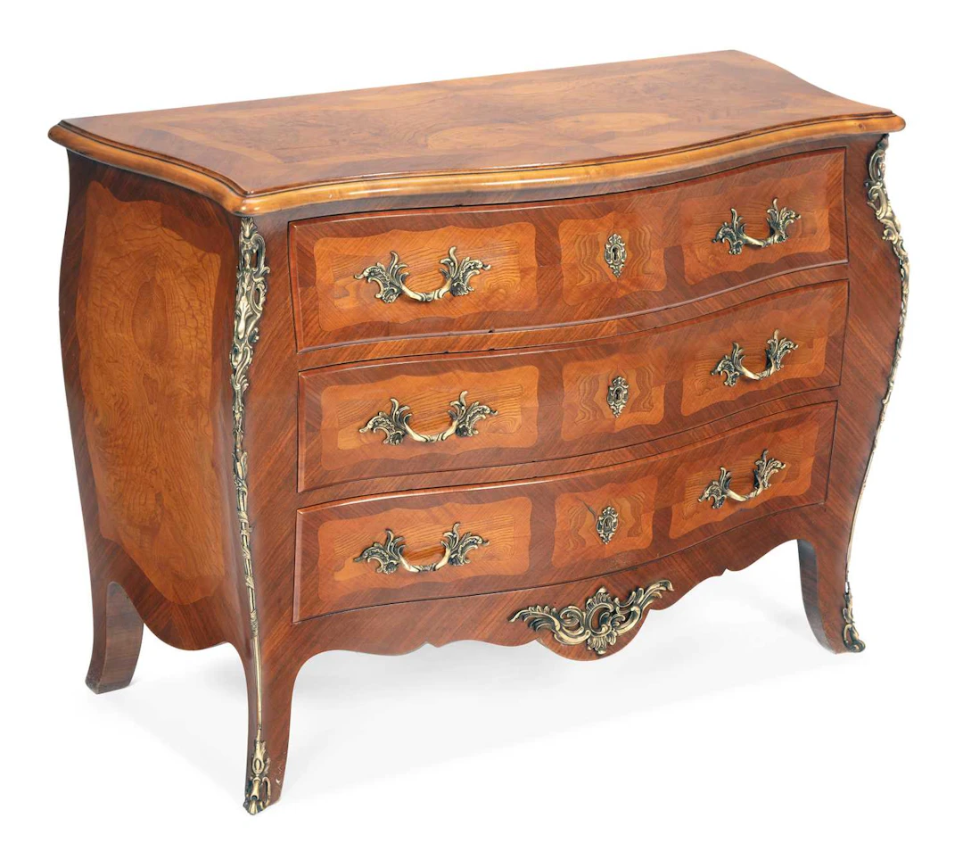 A WALNUT BOMBÉ COMMODE