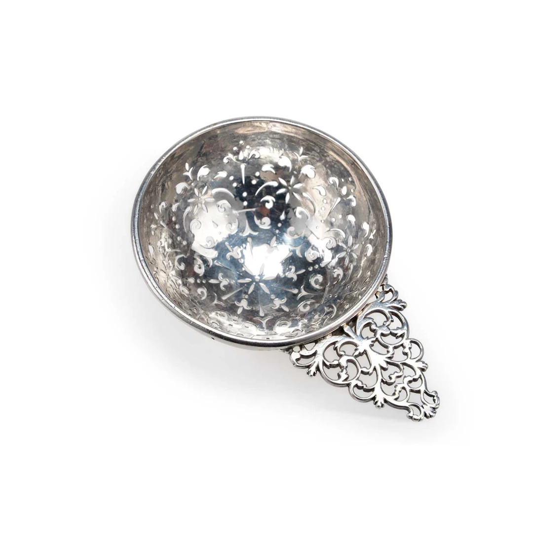 A GEORGE I/ GEORGE II SILVER LEMON STRAINER