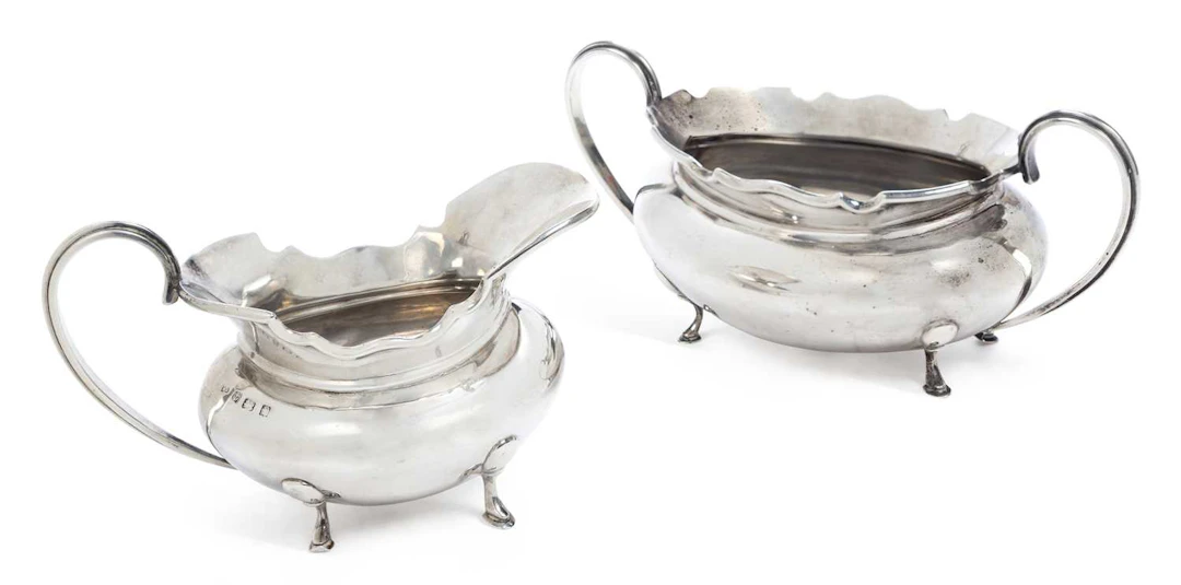 A GEORGE V SILVER CREAM JUG AND SUGAR BOWL