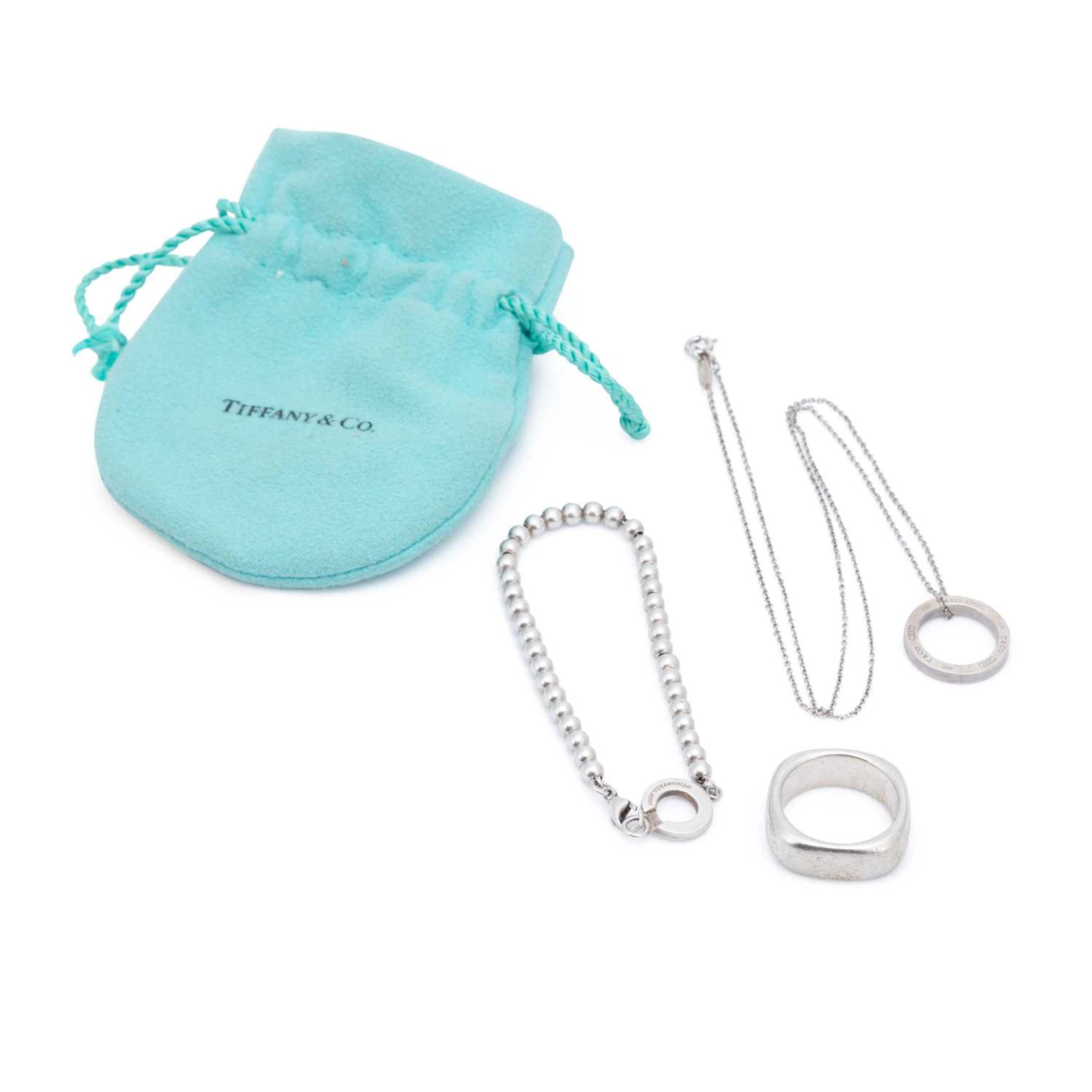 A GROUP OF TIFFANY & CO SILVER JEWELLERY