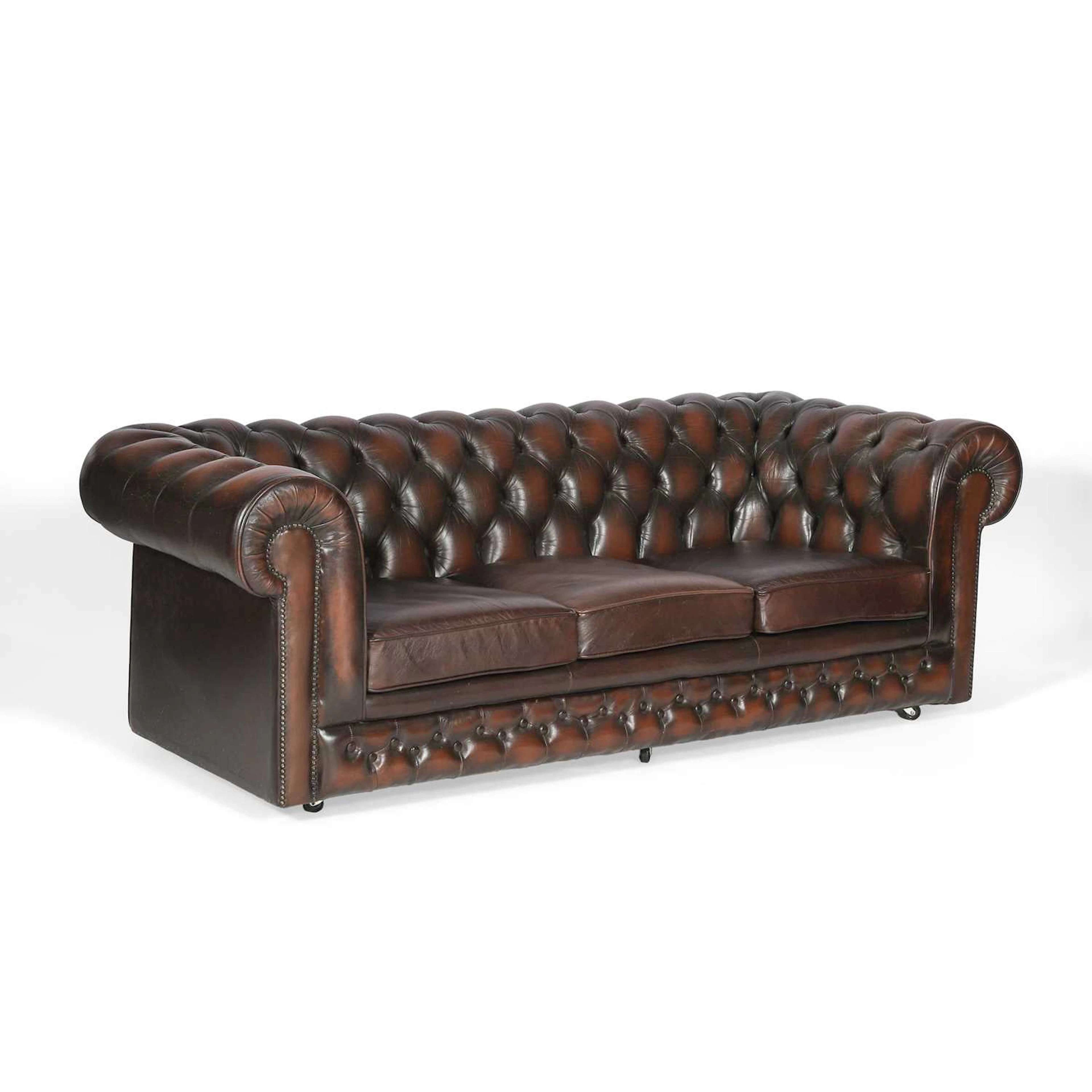 A BROWN LEATHER CHESTERFIELD SUITE