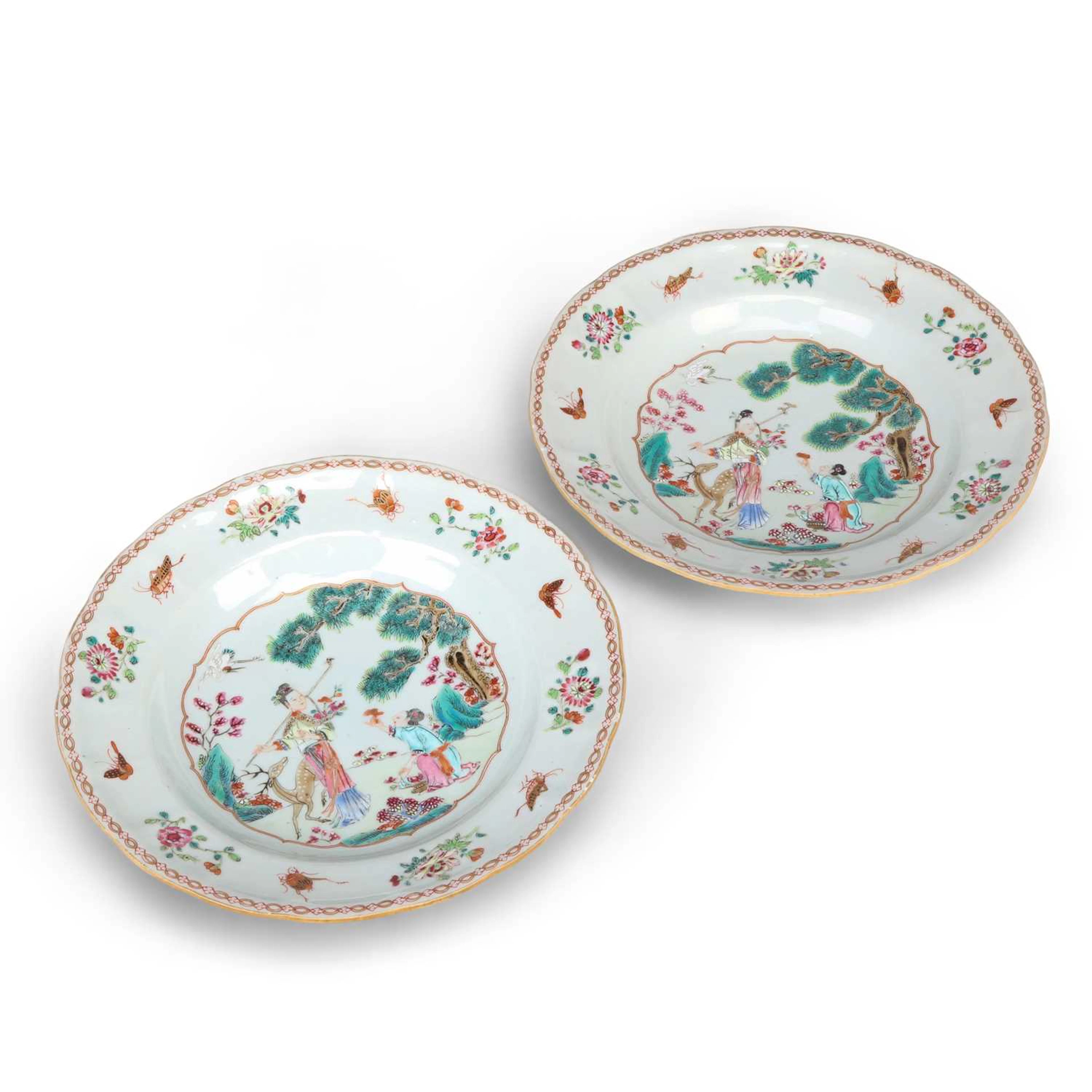 A PAIR OF CHINESE EXPORT FAMILLE ROSE 'MAGU' PLATES