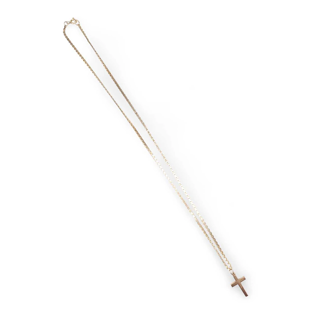 A 9 CARAT GOLD CROSS PENDANT ON CHAIN