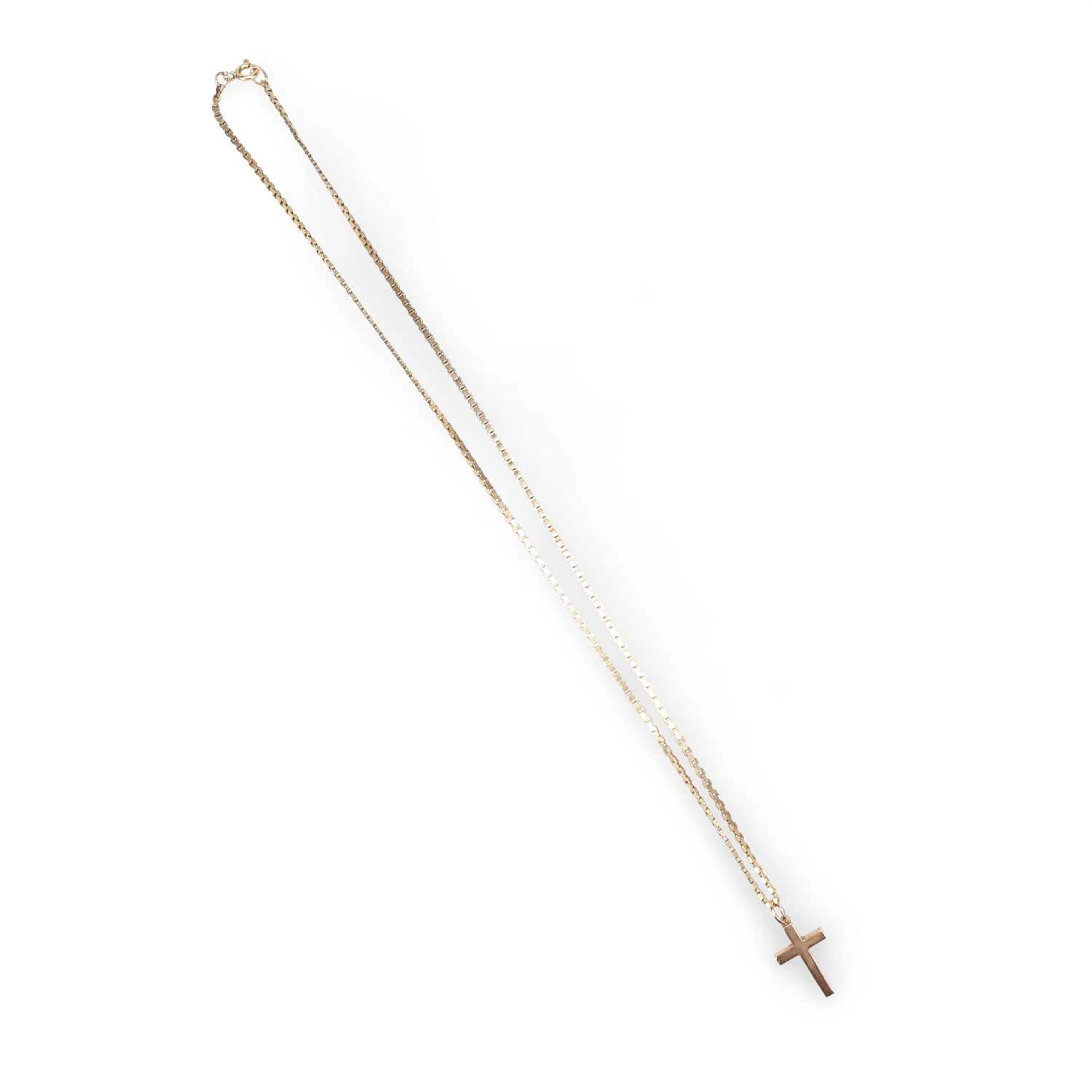 A 9 CARAT GOLD CROSS PENDANT ON CHAIN