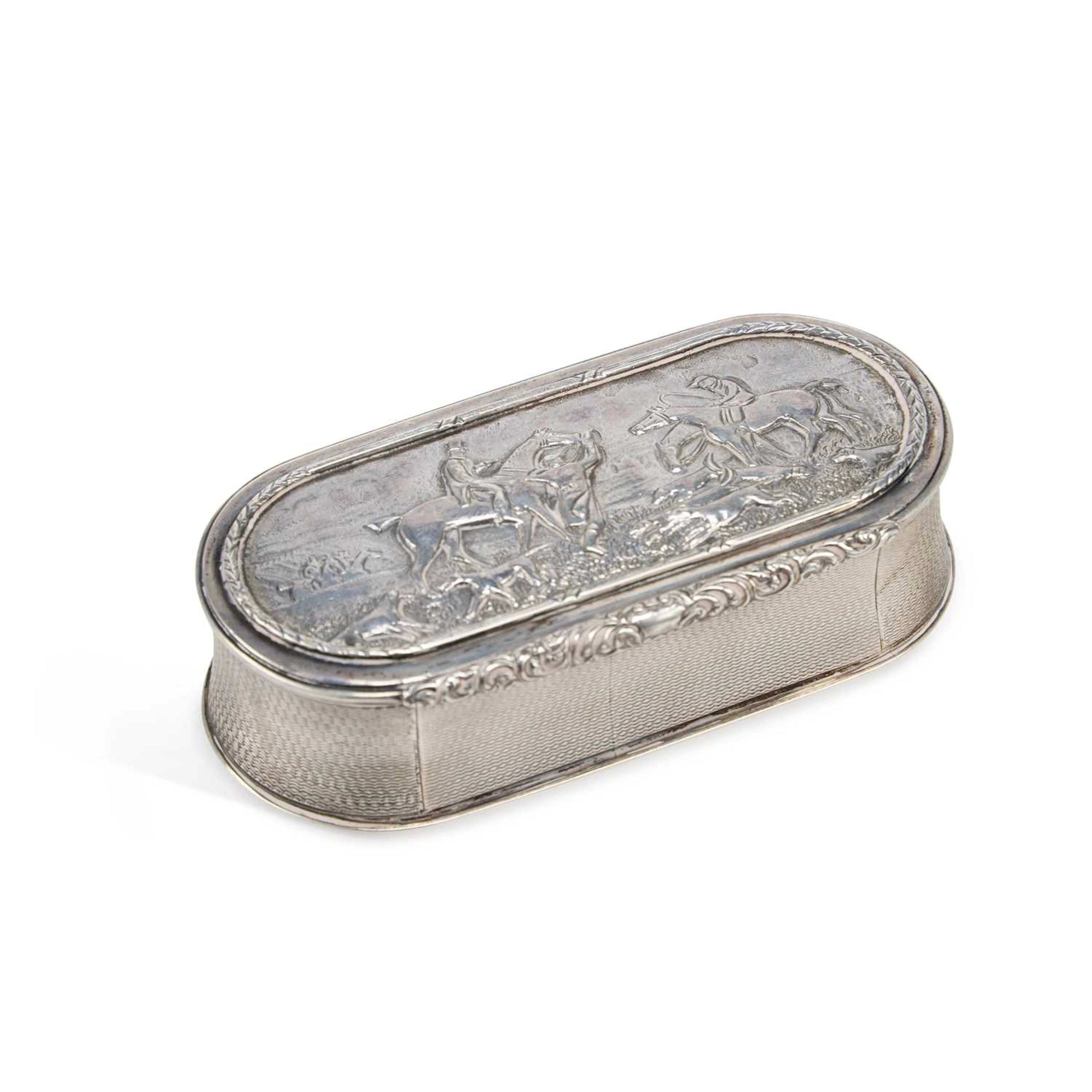 AN ELIZABETH II SILVER TABLE SNUFF BOX
