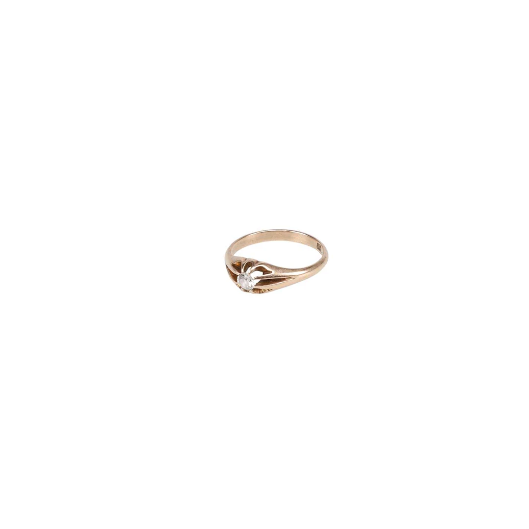A SOLITAIRE DIAMOND RING