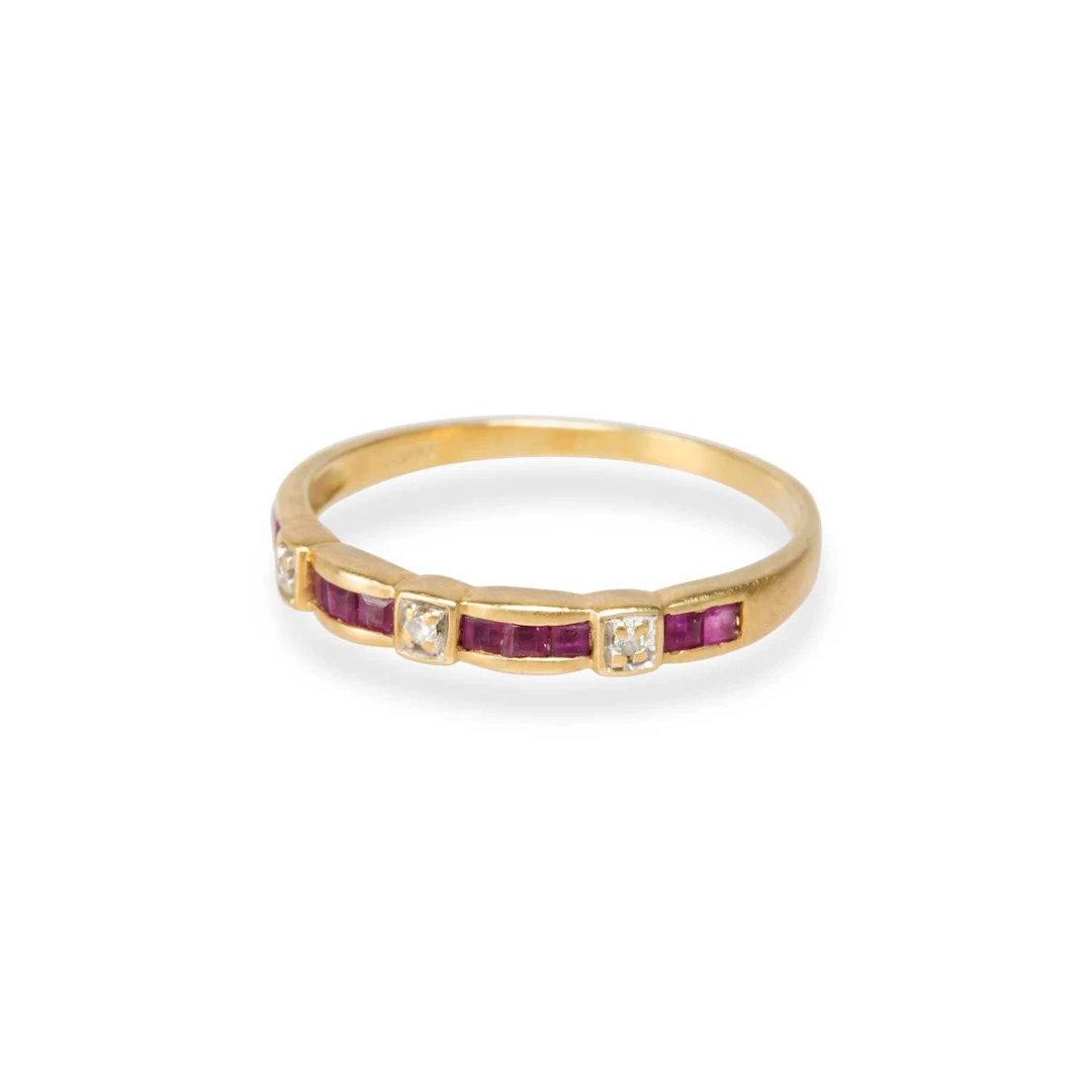 AN 18 CARAT GOLD RUBY AND DIAMOND RING