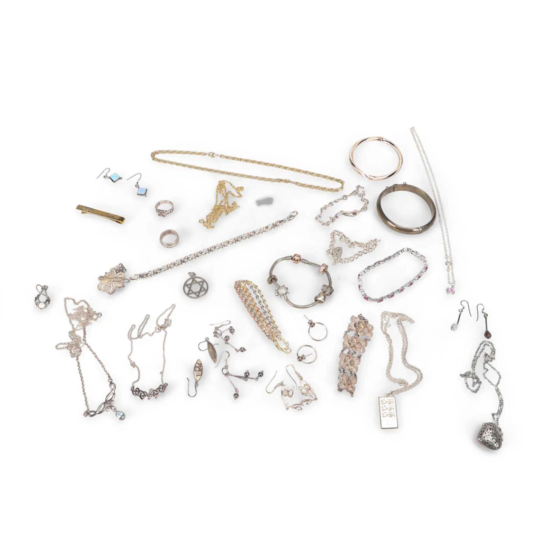 A GROUP OF SILVER AND COSTUME JEWELLERY