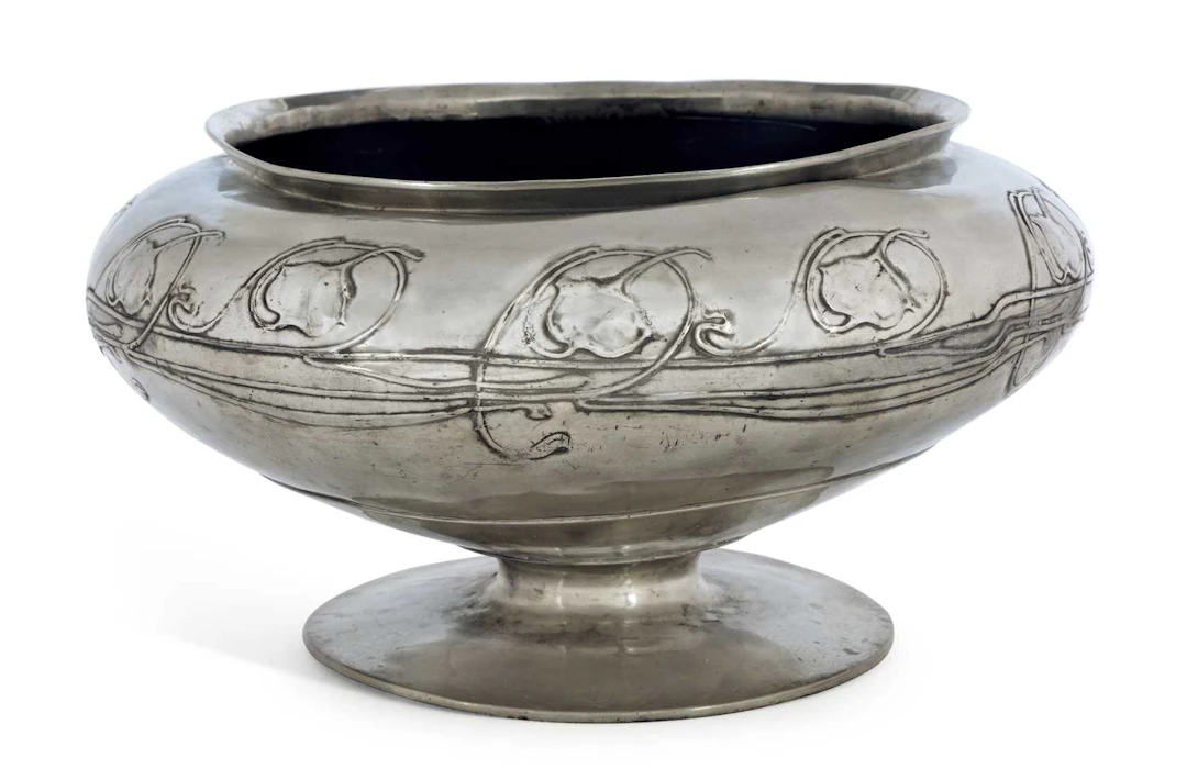ARCHIBALD KNOX (1864-1933) FOR LIBERTY & CO A LARGE TUDRIC PEWTER BOWL
