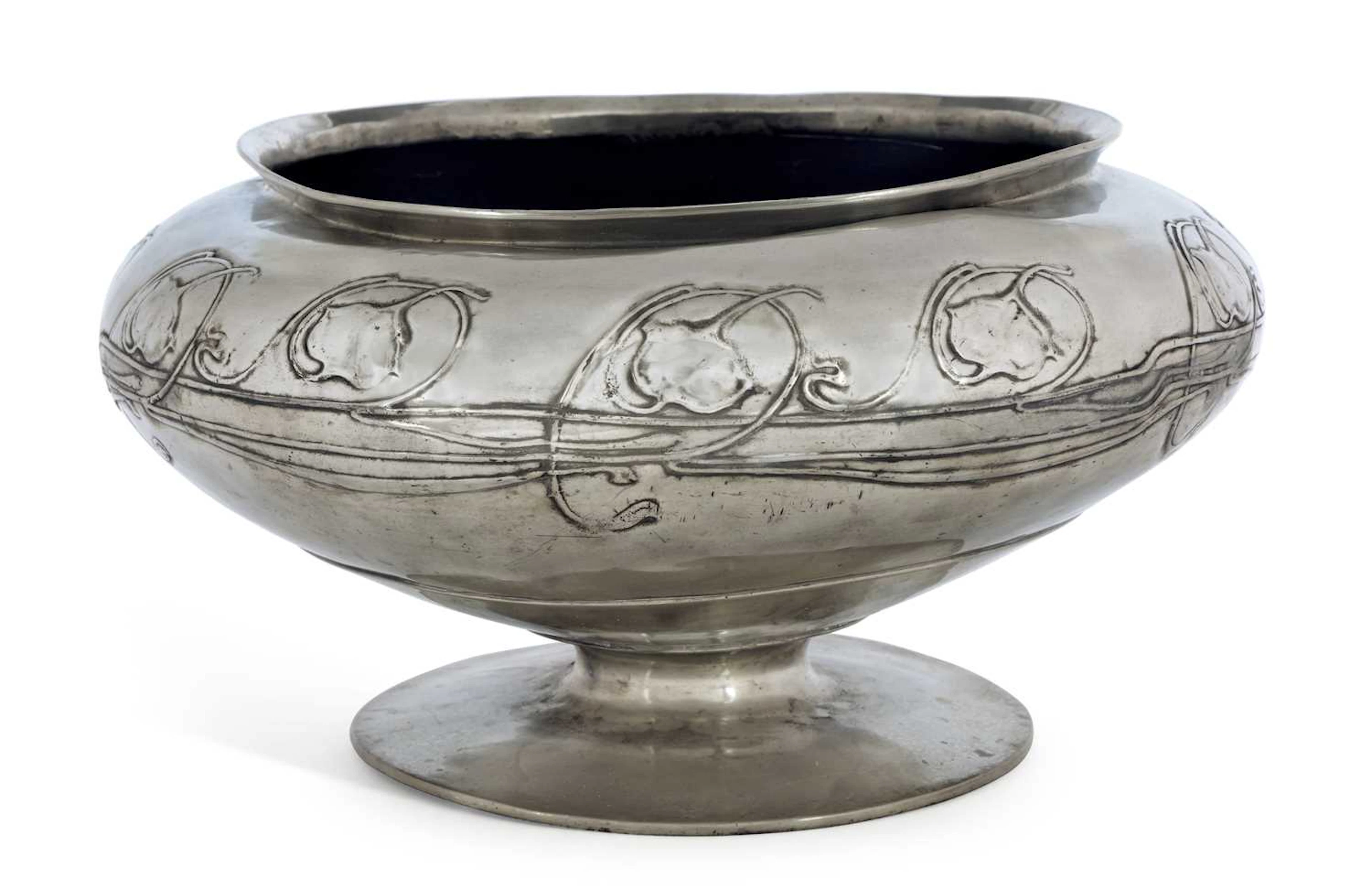 ARCHIBALD KNOX (1864-1933) FOR LIBERTY & CO A LARGE TUDRIC PEWTER BOWL
