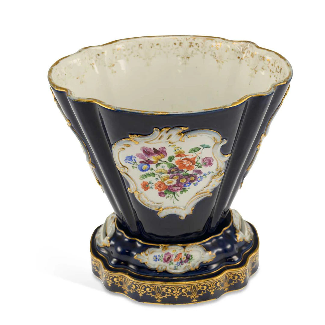 A MEISSEN PORCELAIN CACHEPOT AND STAND CIRCA 1870