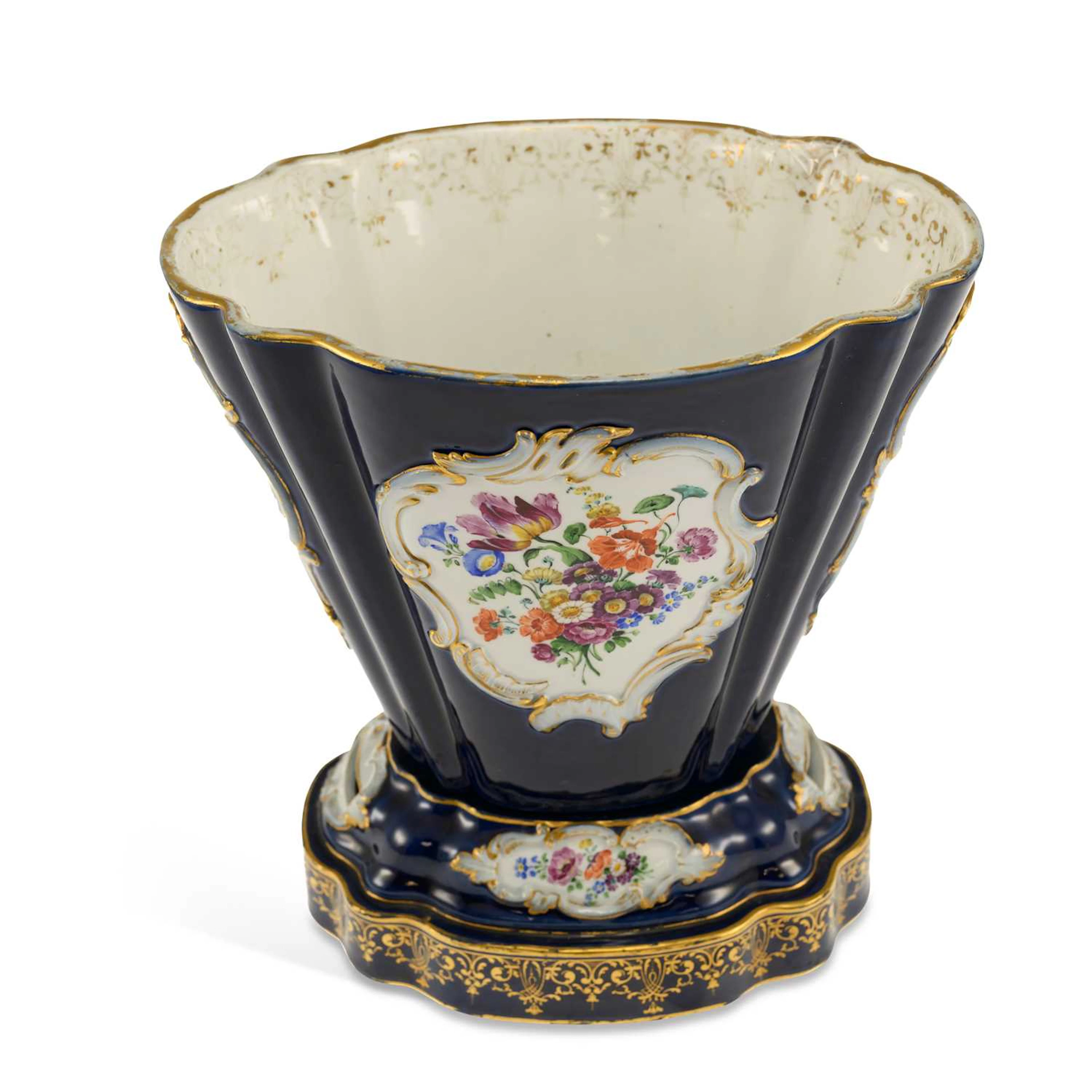 A MEISSEN PORCELAIN CACHEPOT AND STAND CIRCA 1870