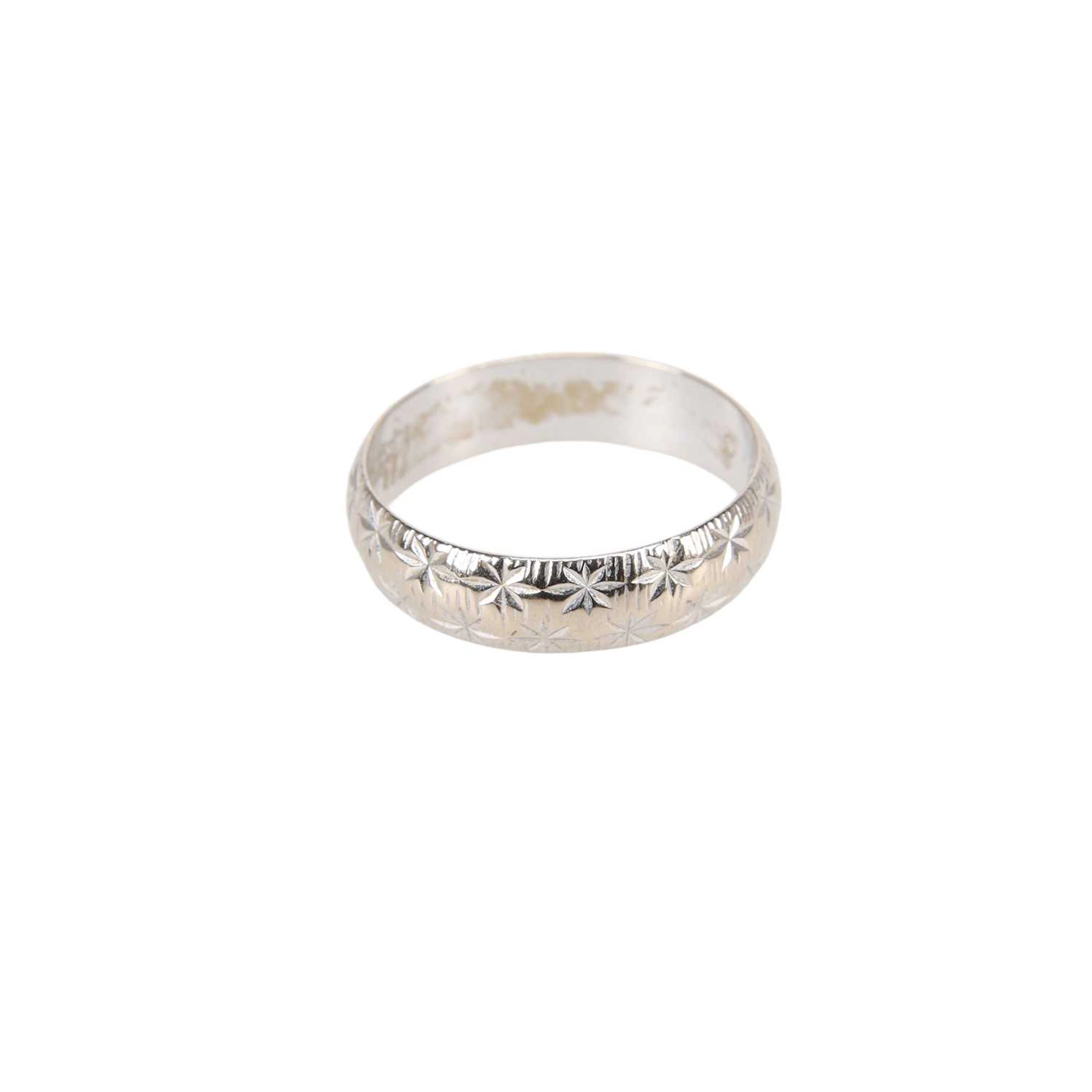 AN 18 CARAT GOLD BAND RING