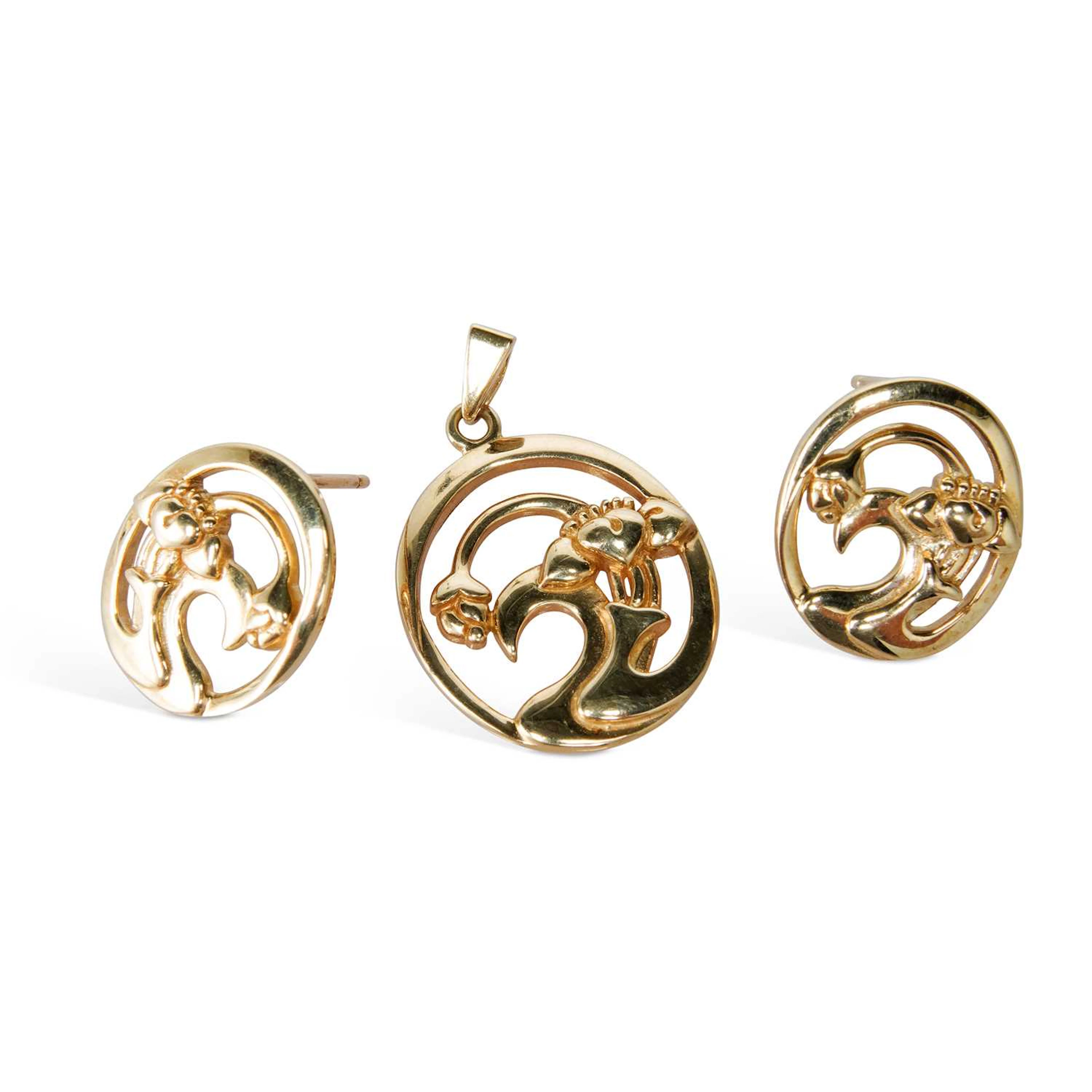A 9 CARAT GOLD ART NOUVEAU STYLE PENDANT AND EARRING SET