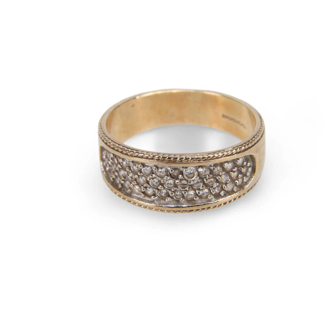 A 9 CARAT GOLD RING