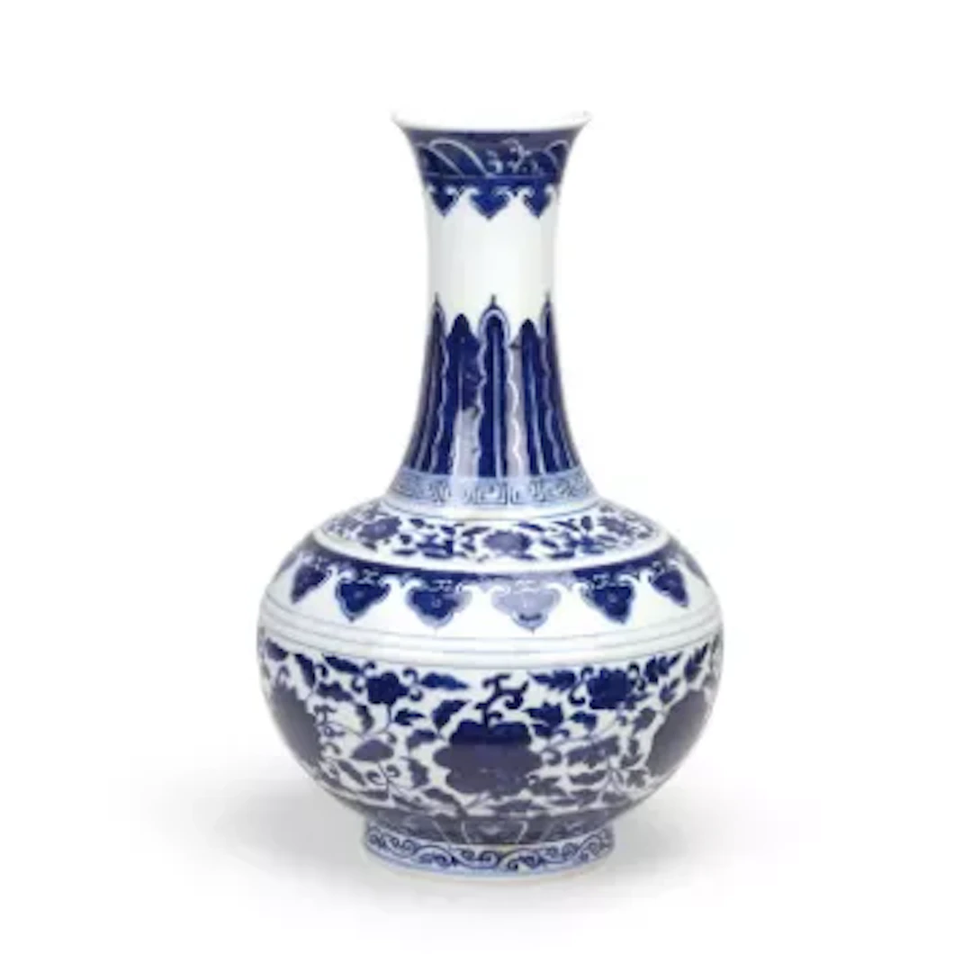 A LARGE CHINESE BLUE AND WHITE BOTTLE VASE