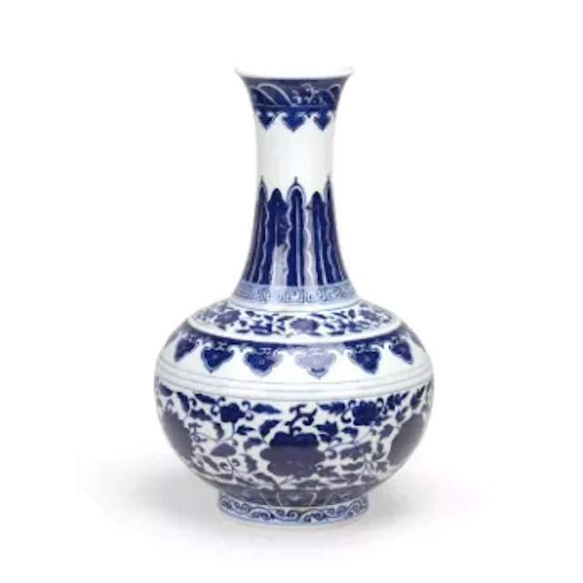 A LARGE CHINESE BLUE AND WHITE BOTTLE VASE