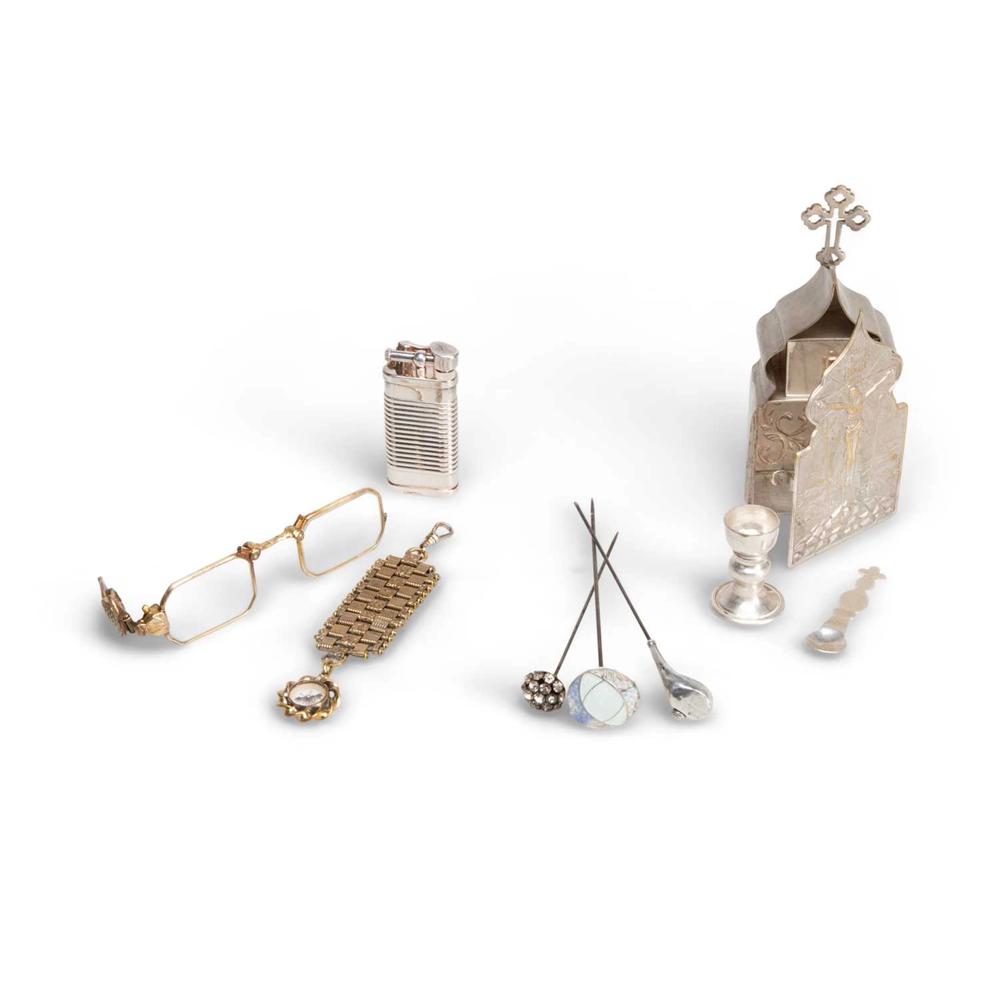 A GROUP OF SMALL COLLECTABLES